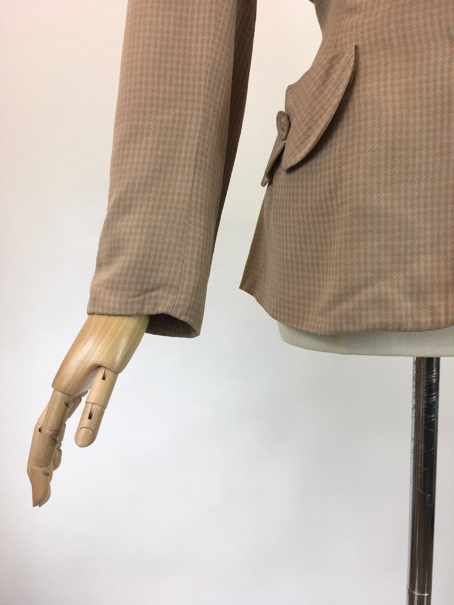 Original 40s darling jacket - in Peach and taupe dogtooth