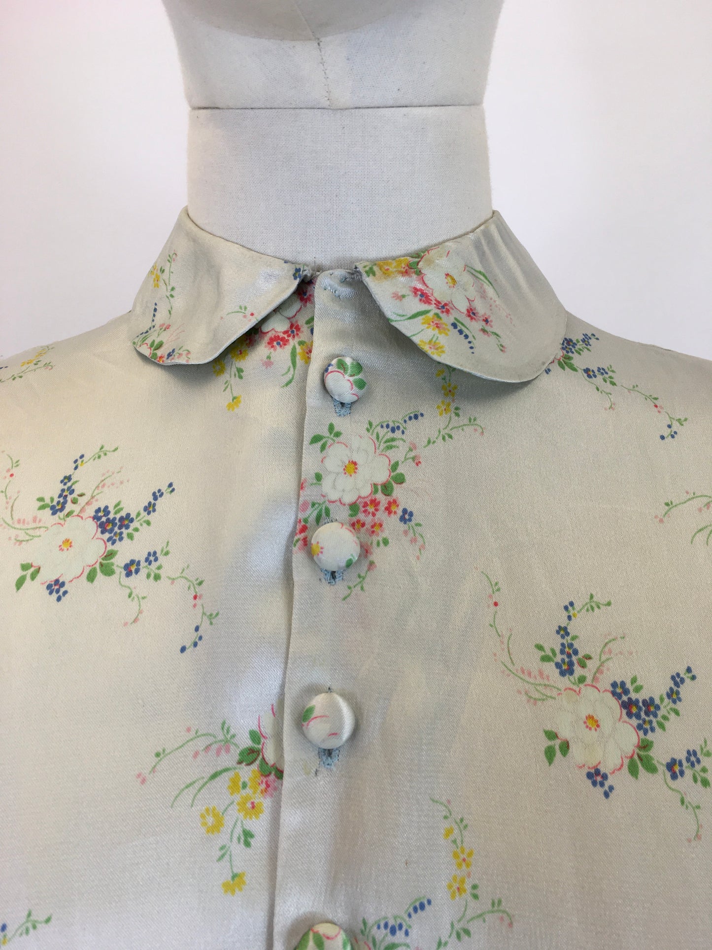 Original 30’s / 40’s Gorgeous blouse - with delicate pale bouquets of flowers