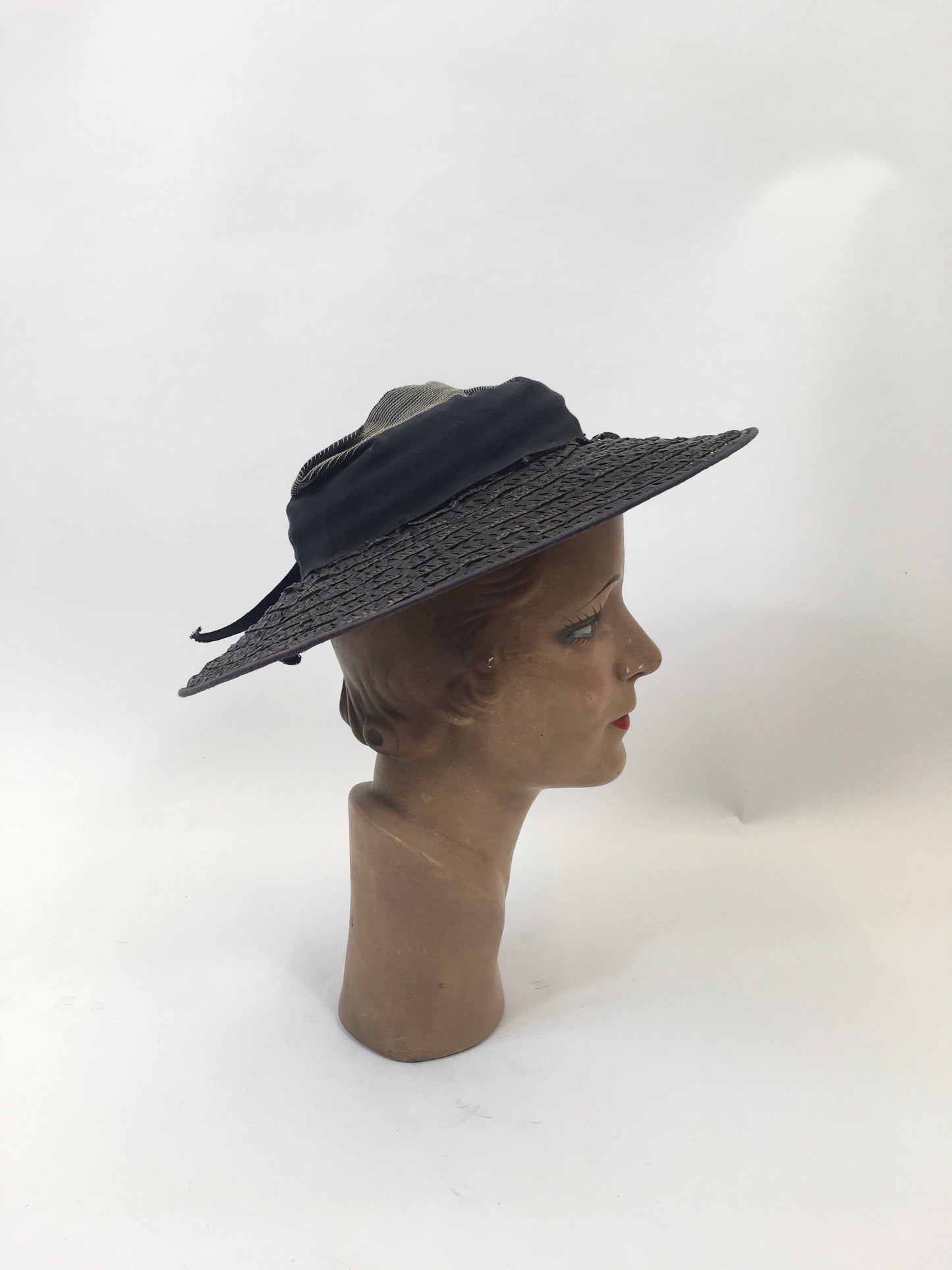 Original 1940’s Fabulous Straw Hat - in Navy