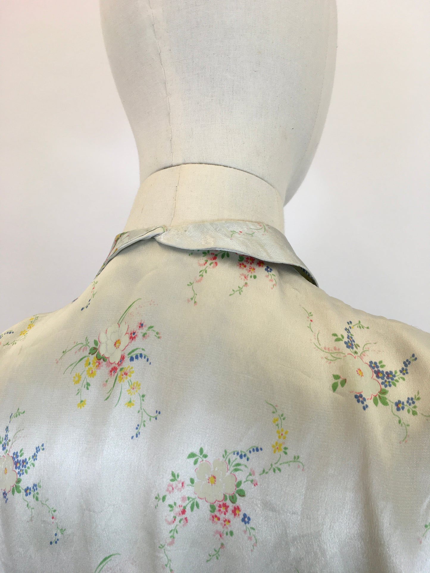 Original 30’s / 40’s Gorgeous blouse - with delicate pale bouquets of flowers