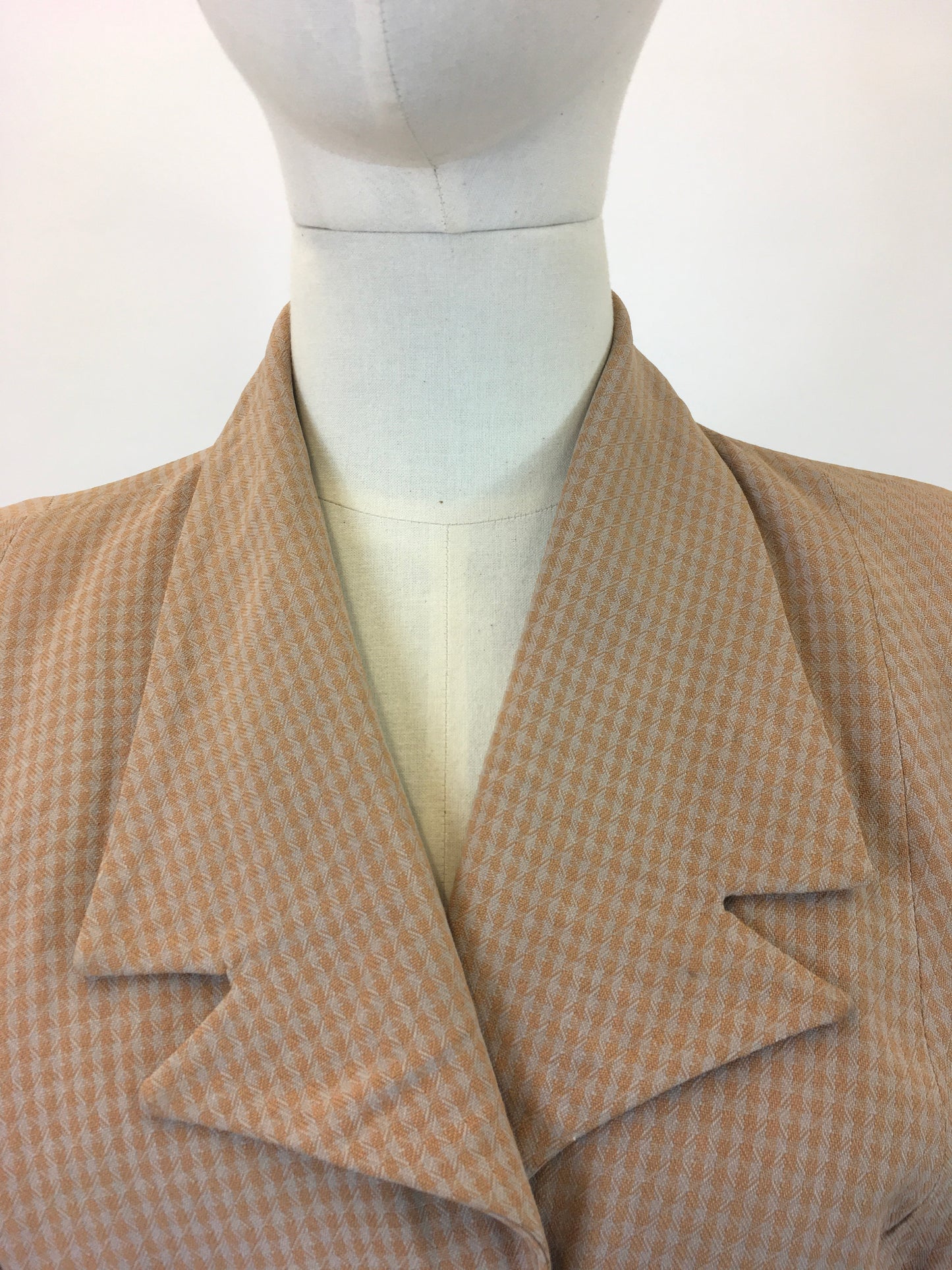 Original 40s darling jacket - in Peach and taupe dogtooth
