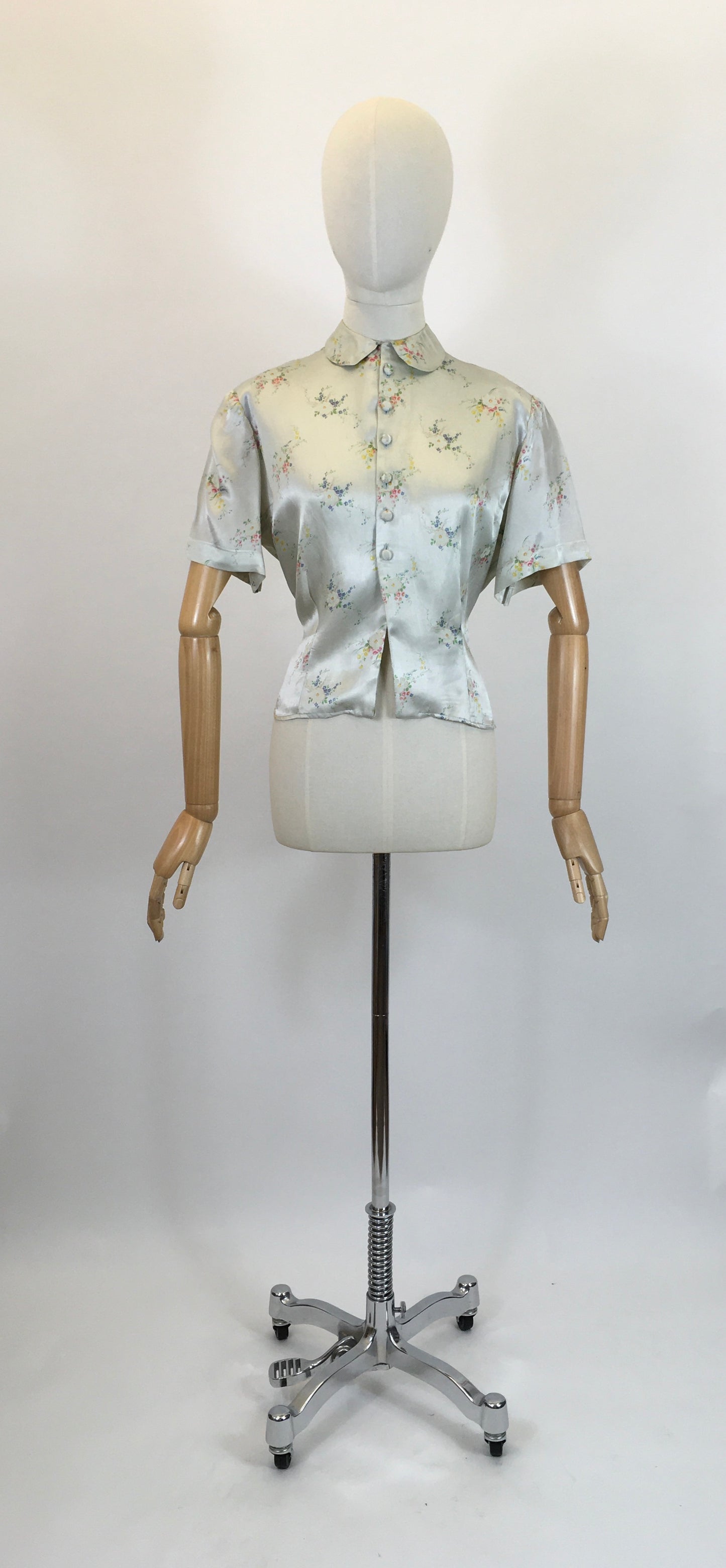 Original 30’s / 40’s Gorgeous blouse - with delicate pale bouquets of flowers
