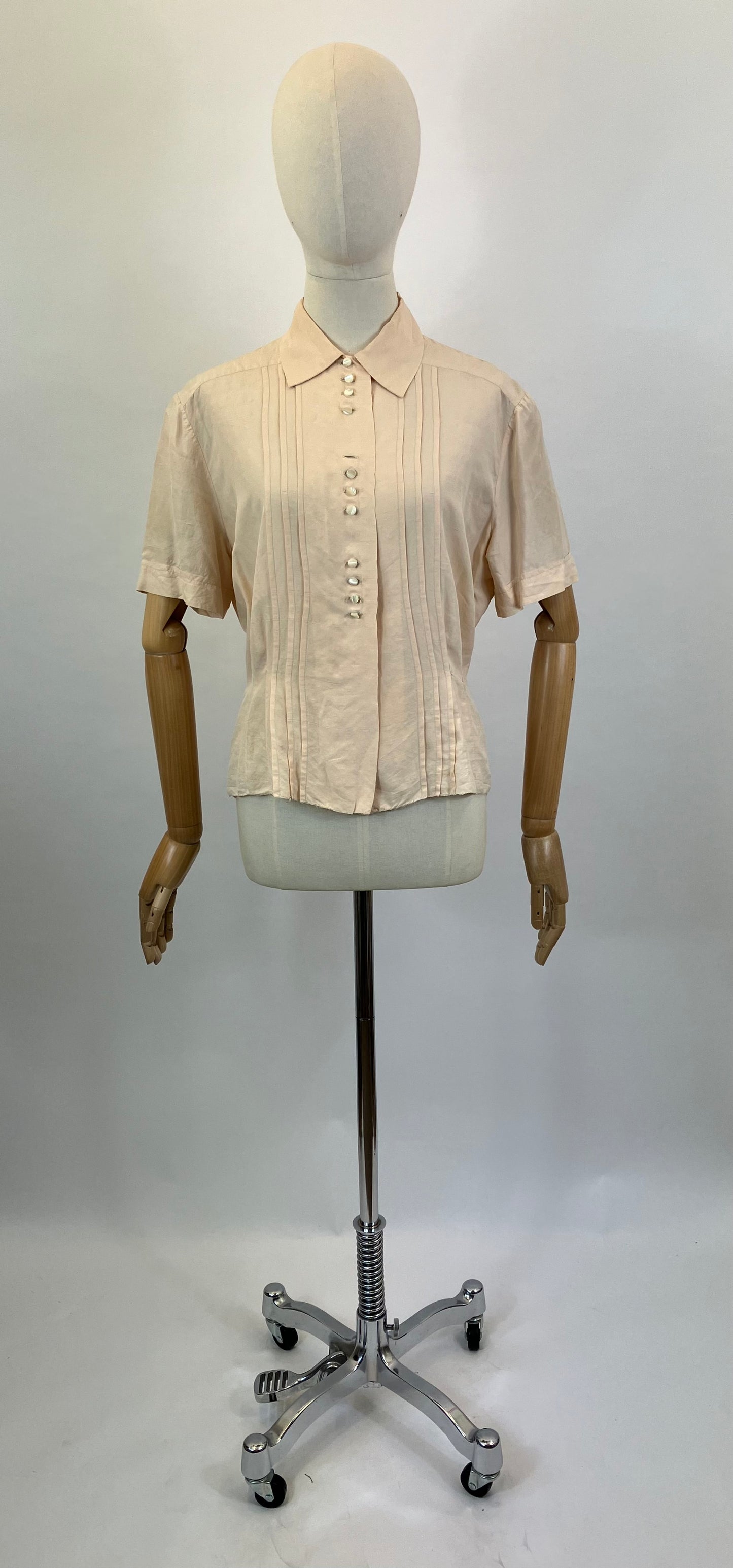 Original 1940’s Beautiful Silk Blouse - soft Peach