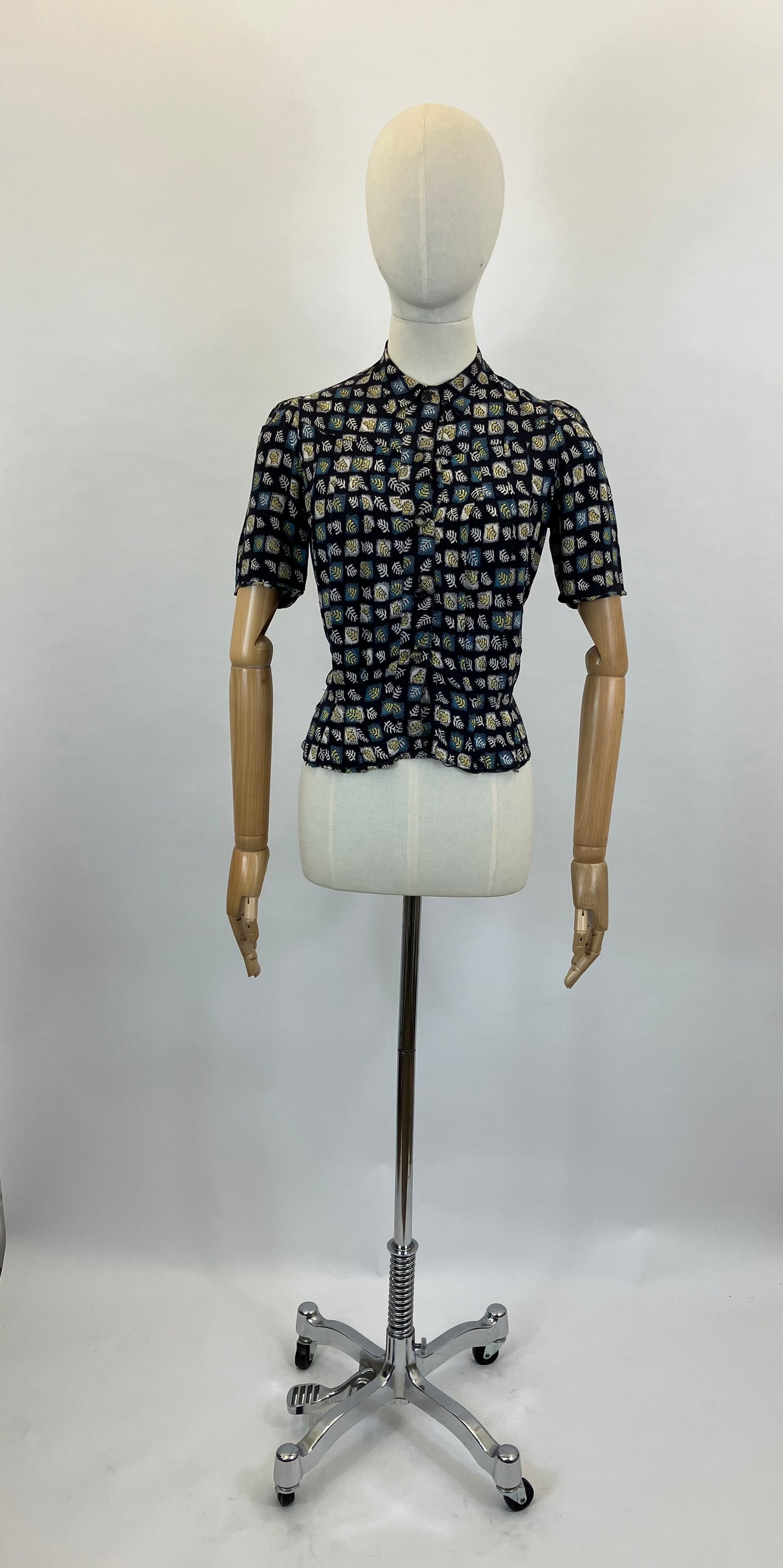Original 1940's Fabulous Novelty Print Blouse - Yellow and White flowers on a bed of Navy