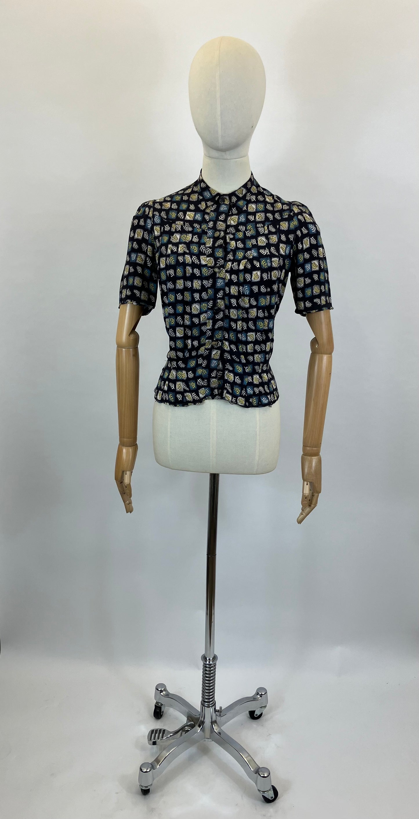 Original 1940's Fabulous Novelty Print Blouse - Yellow and White flowers on a bed of Navy