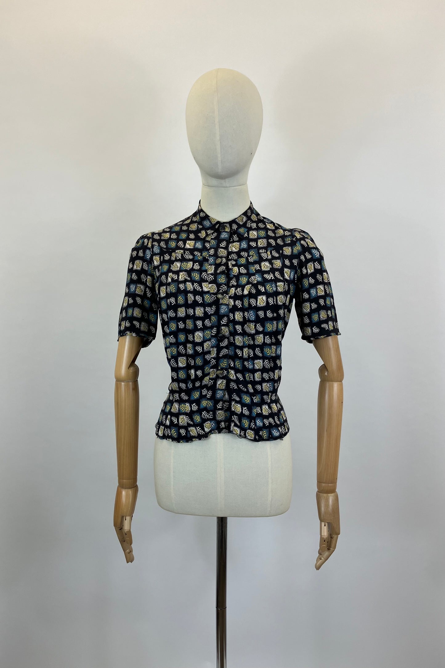 Original 1940's Fabulous Novelty Print Blouse - Yellow and White flowers on a bed of Navy