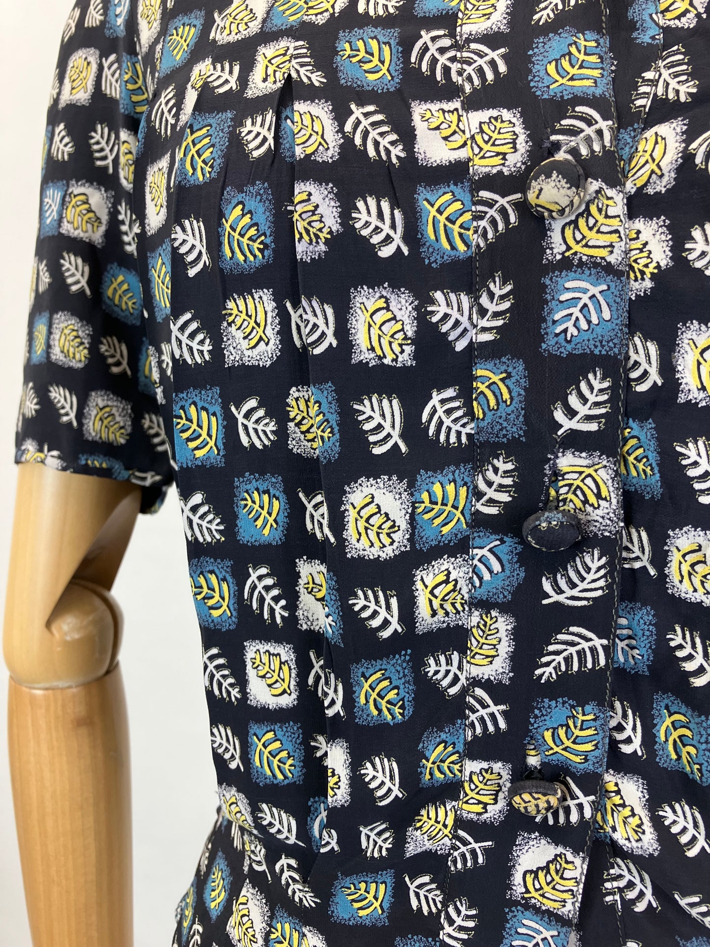 Original 1940's Fabulous Novelty Print Blouse - Yellow and White flowers on a bed of Navy