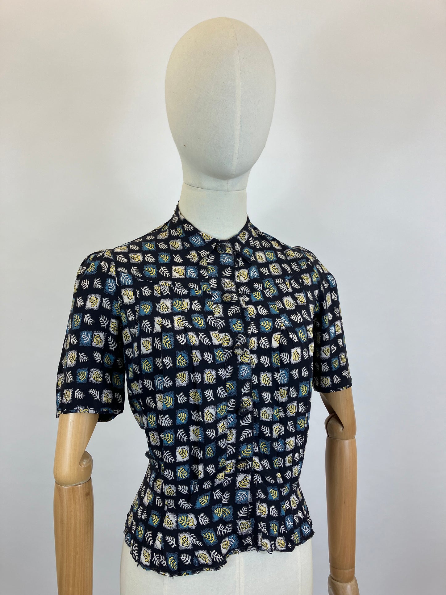 Original 1940's Fabulous Novelty Print Blouse - Yellow and White flowers on a bed of Navy
