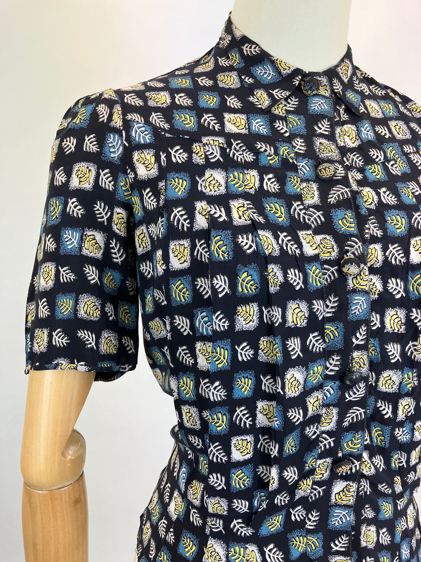 Original 1940's Fabulous Novelty Print Blouse - Yellow and White flowers on a bed of Navy