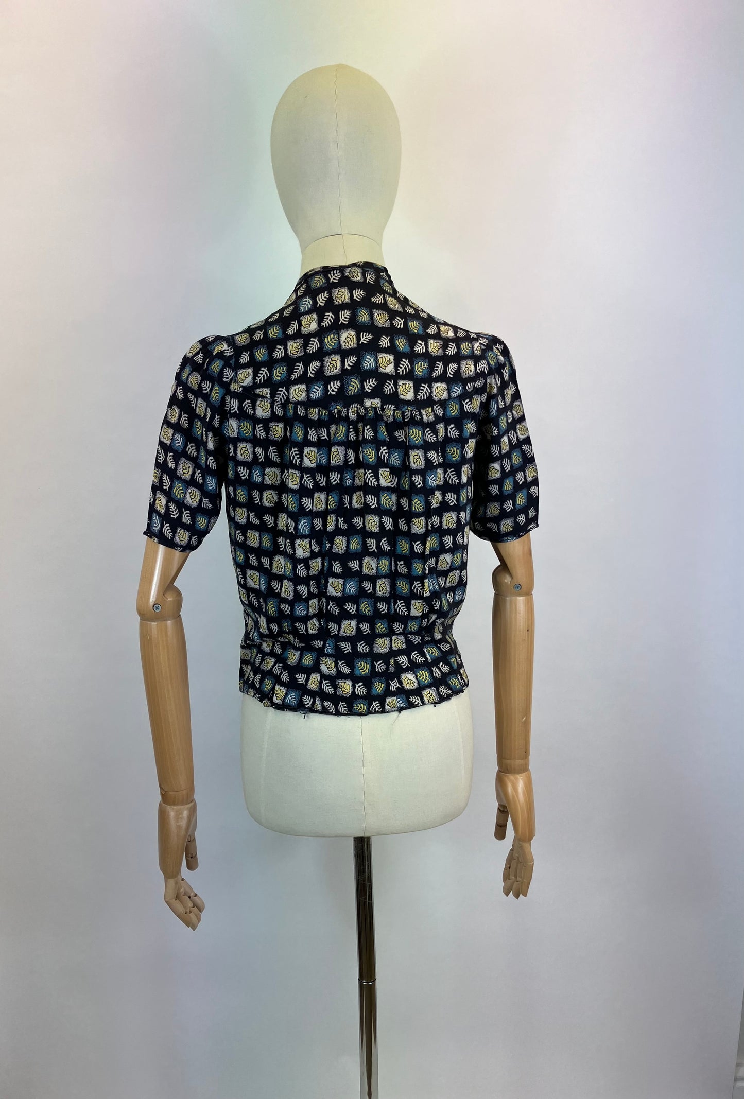 Original 1940's Fabulous Novelty Print Blouse - Yellow and White flowers on a bed of Navy
