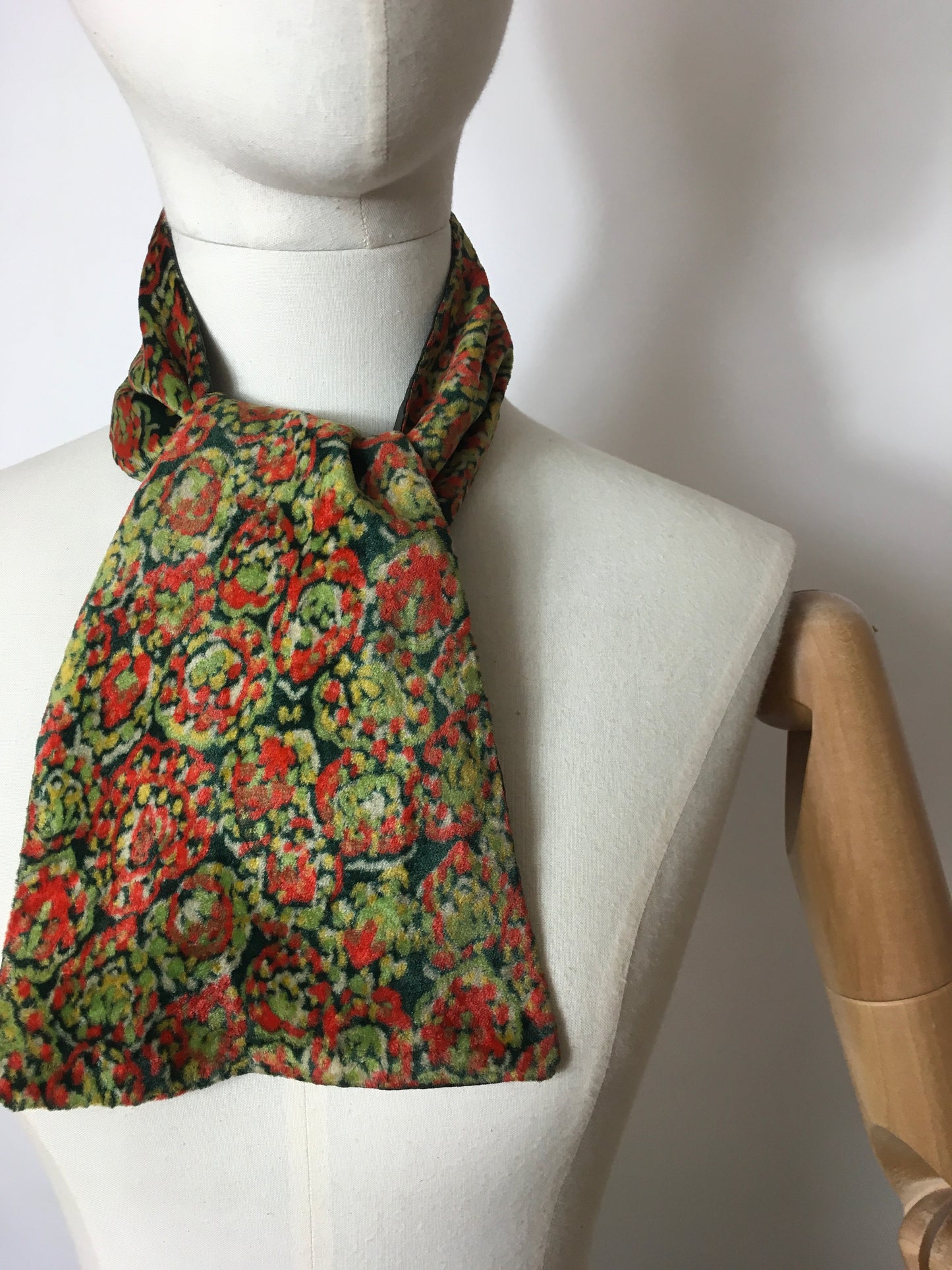 Original 1940’s Velvet Tippet with Crepe Lining - Lovely rich Colour Pallet