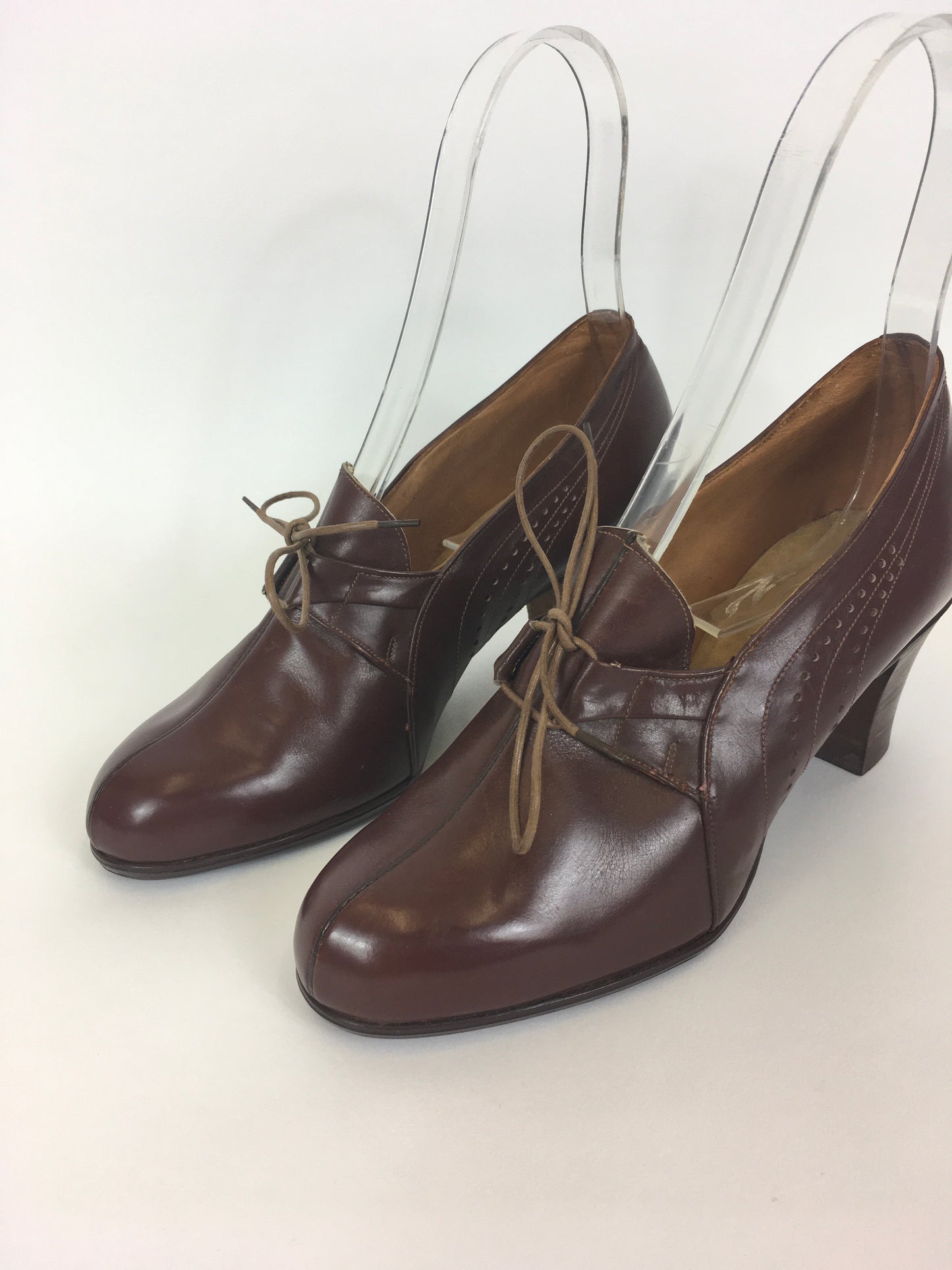 Original 1940’s STUNNING CC41 Brown Heeled Lace Up Brogues - By ‘ Cavette ‘