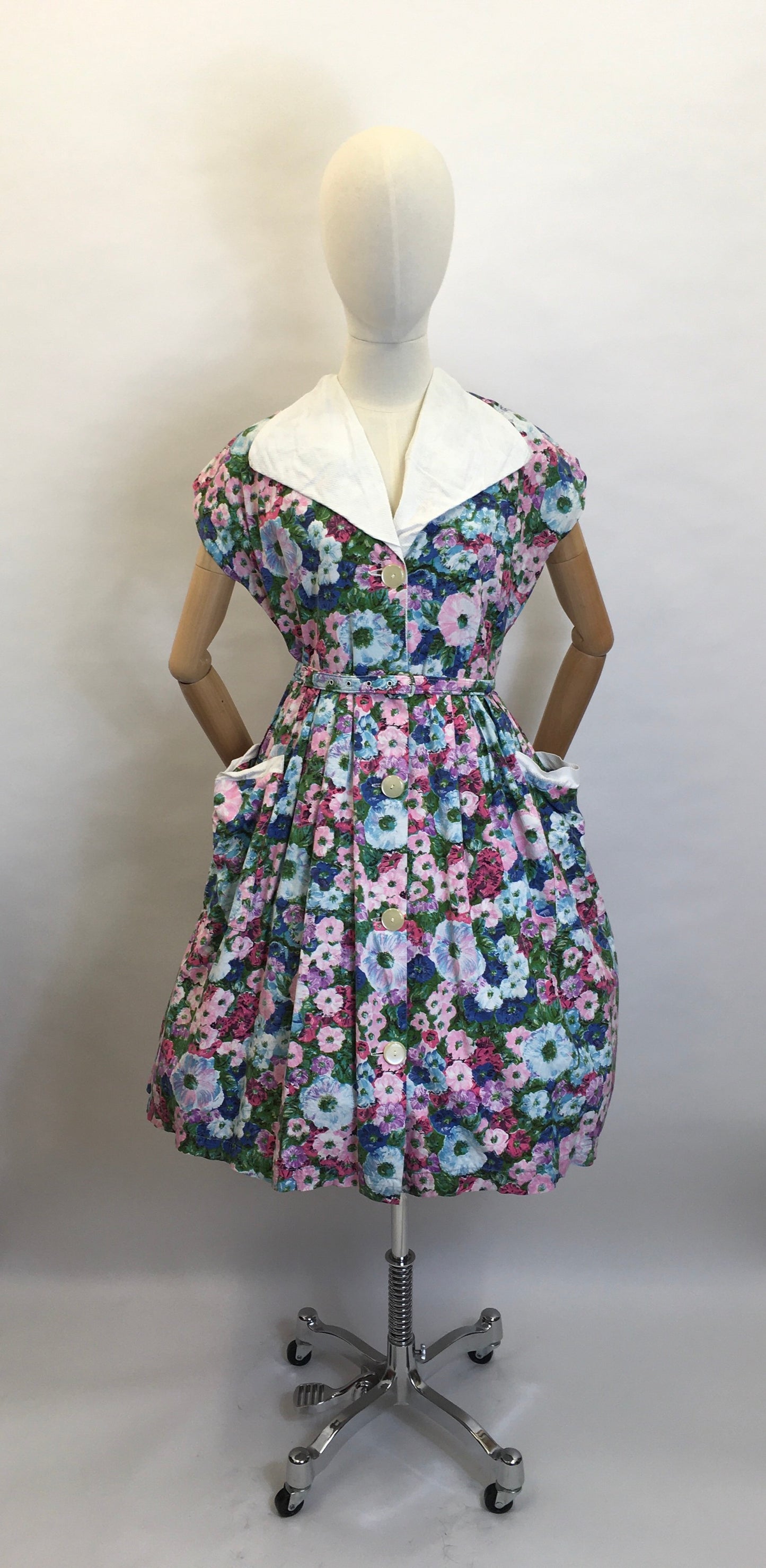 Original 1950's Floral Cotton Day Dress - Fabulous Collar and Big Pockets