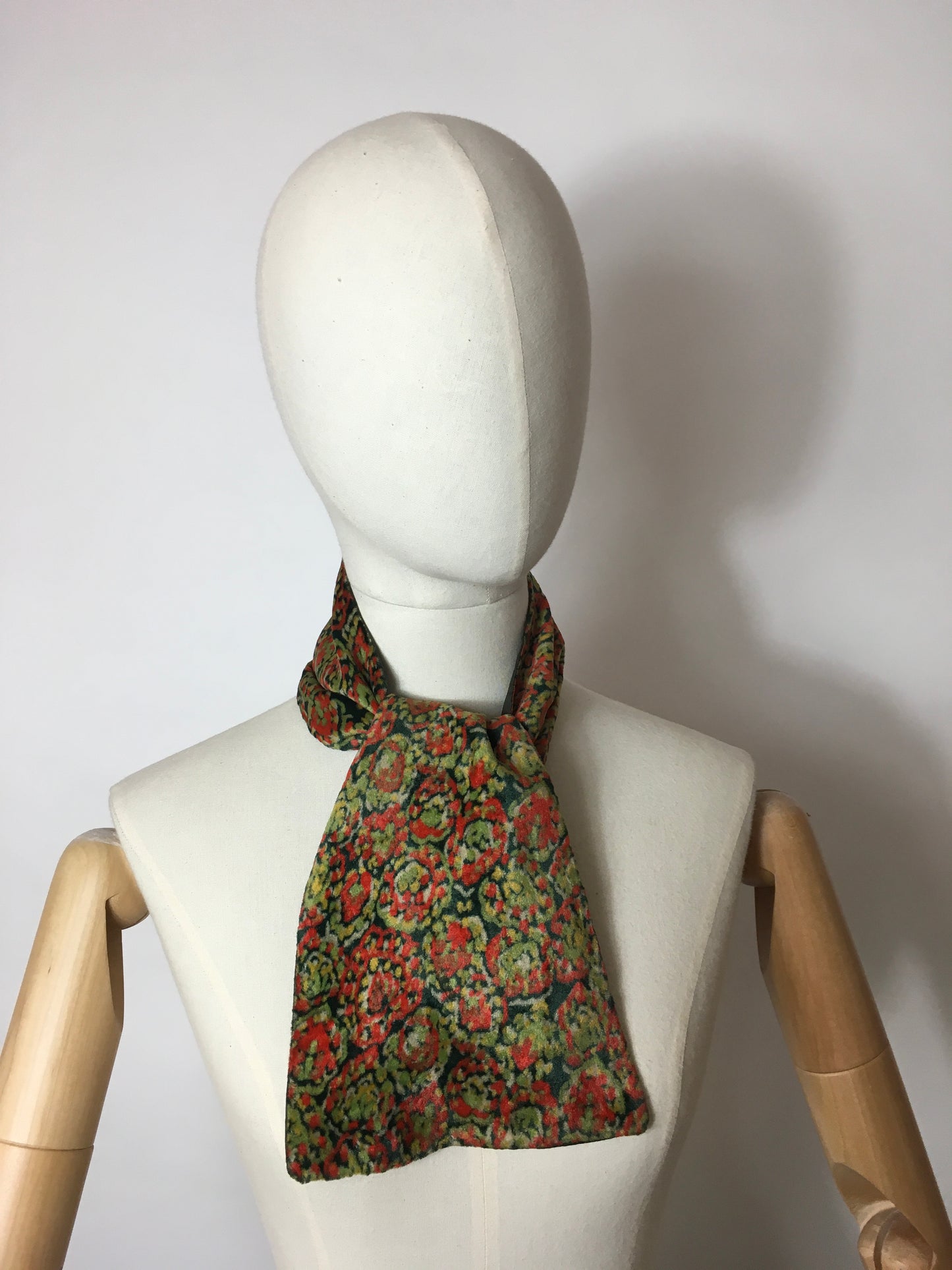 Original 1940’s Velvet Tippet with Crepe Lining - Lovely rich Colour Pallet