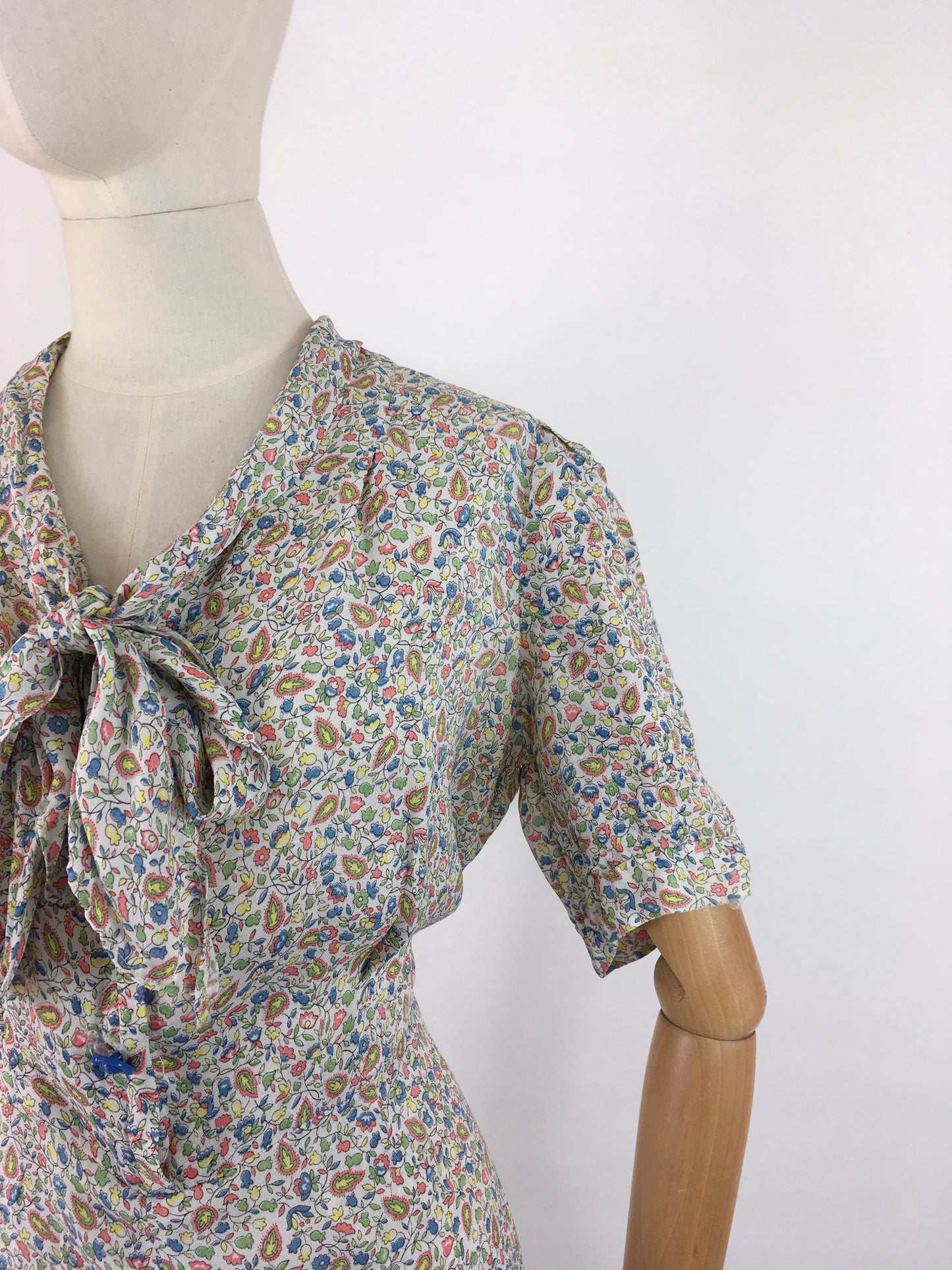 Original 1940s Summer Day Dress - In a Beautiful Floral and Paisley Print