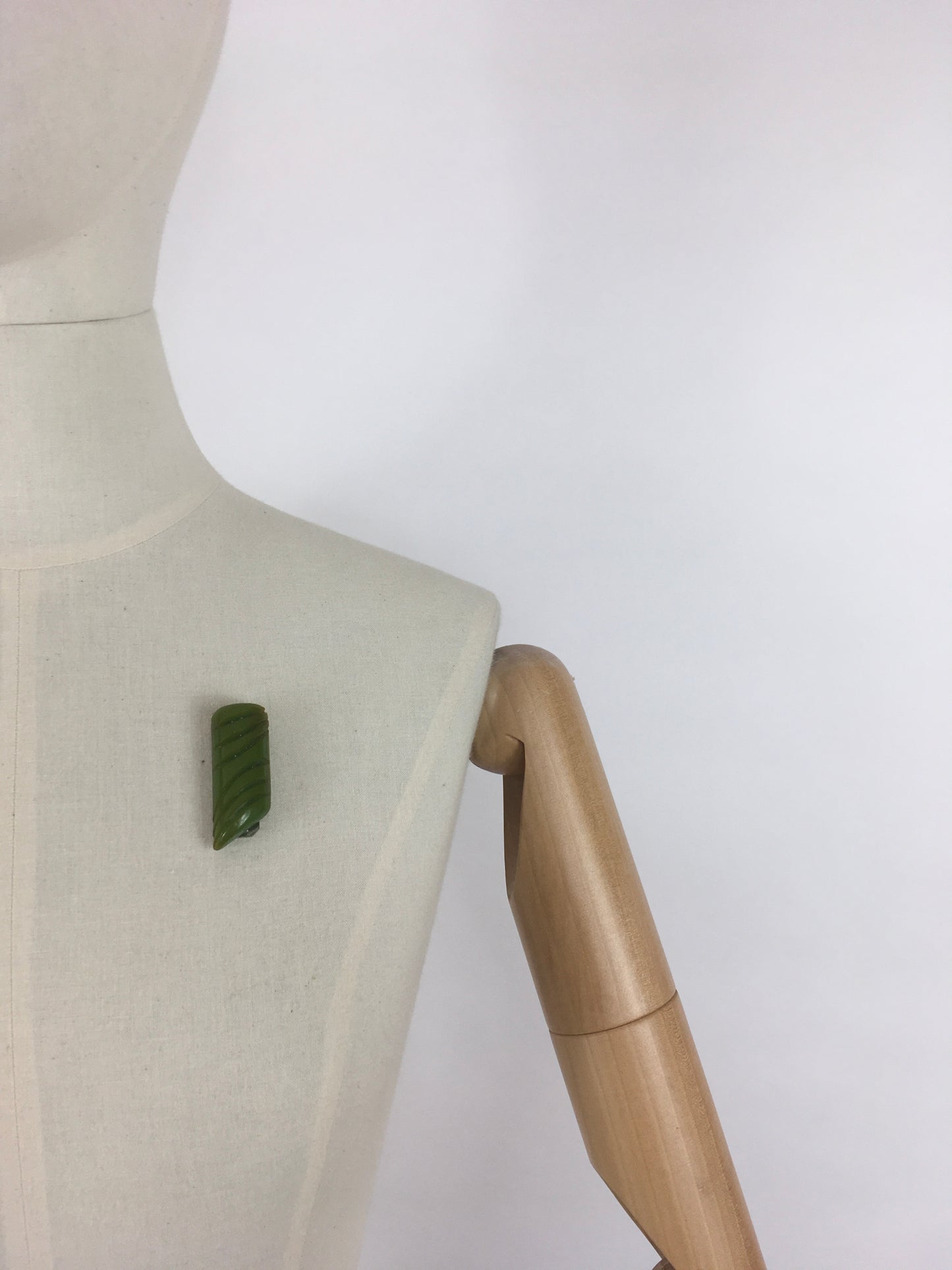 Original 1940s Green Carved Bakelite Dress Clip - Lovely Markings