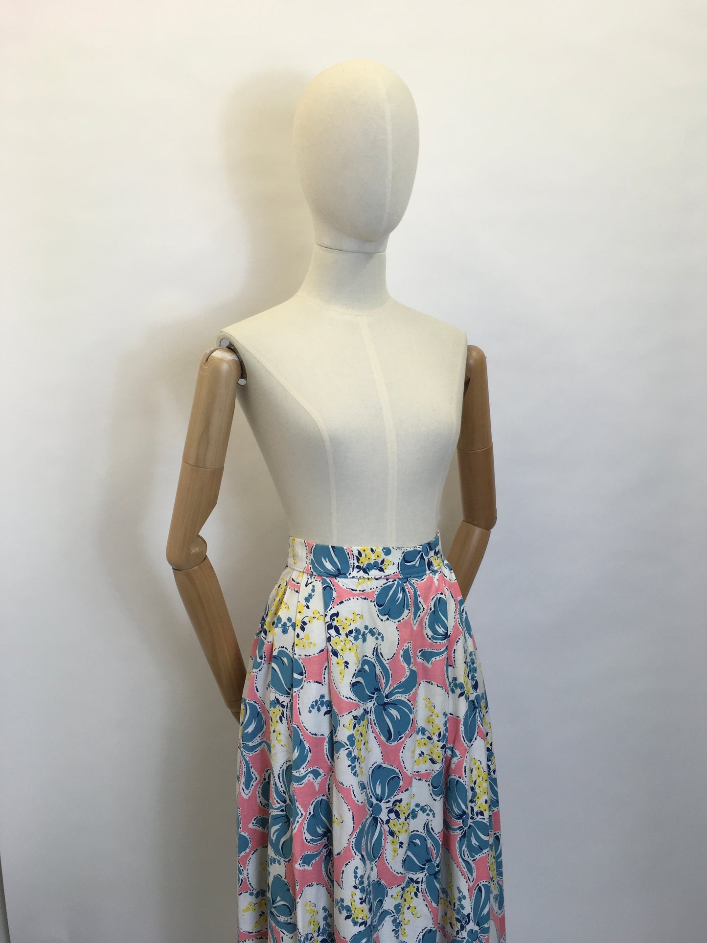 Original Early 1950s Cotton Circle Skirt - Featuring Beautiful Flowers & Ribbons Print