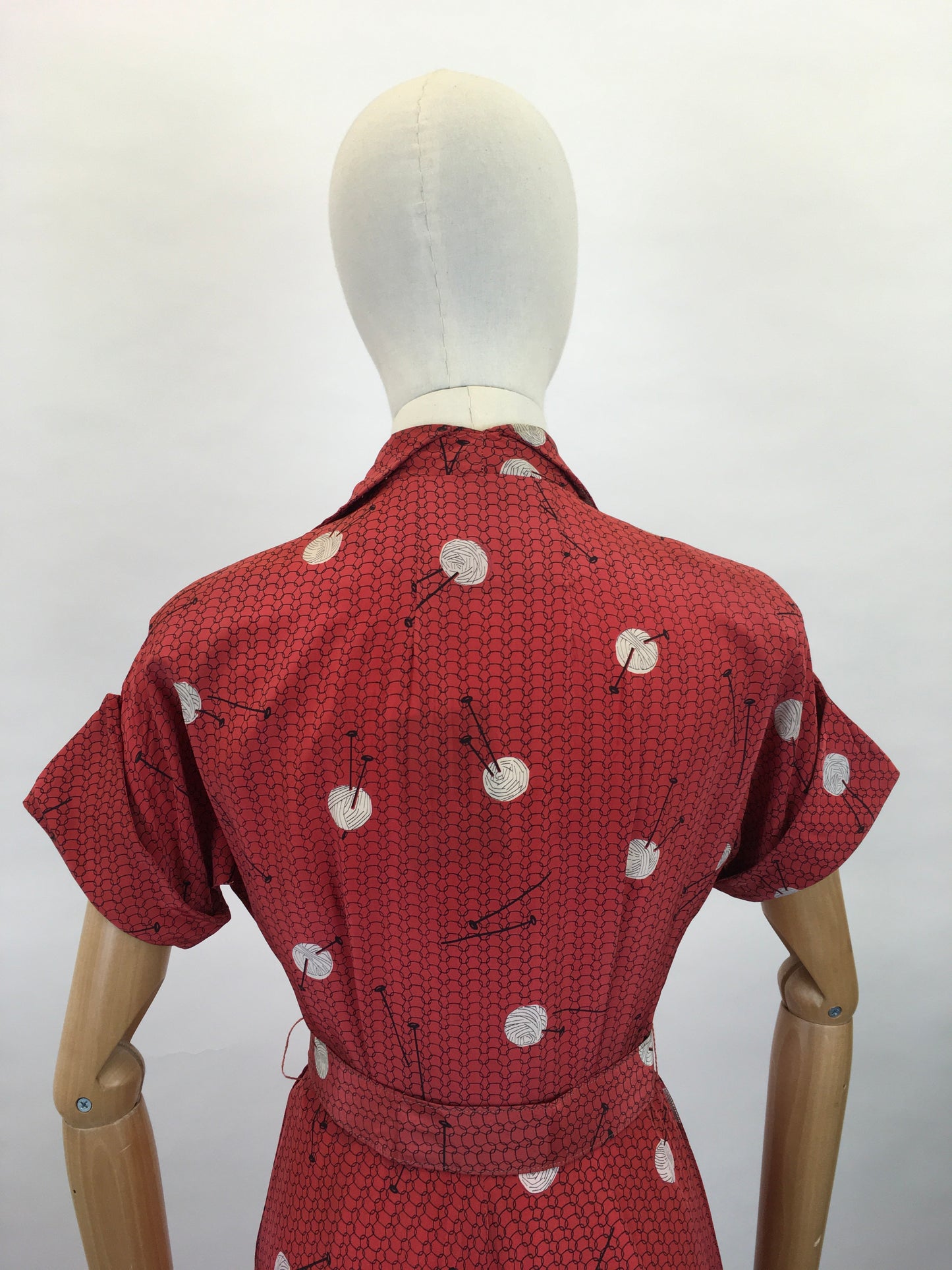 Original 1940’s ‘ Leslie Fay’ Novelty Print Rayon Dress - In a STUNNING knitting Needle and Yarn Print