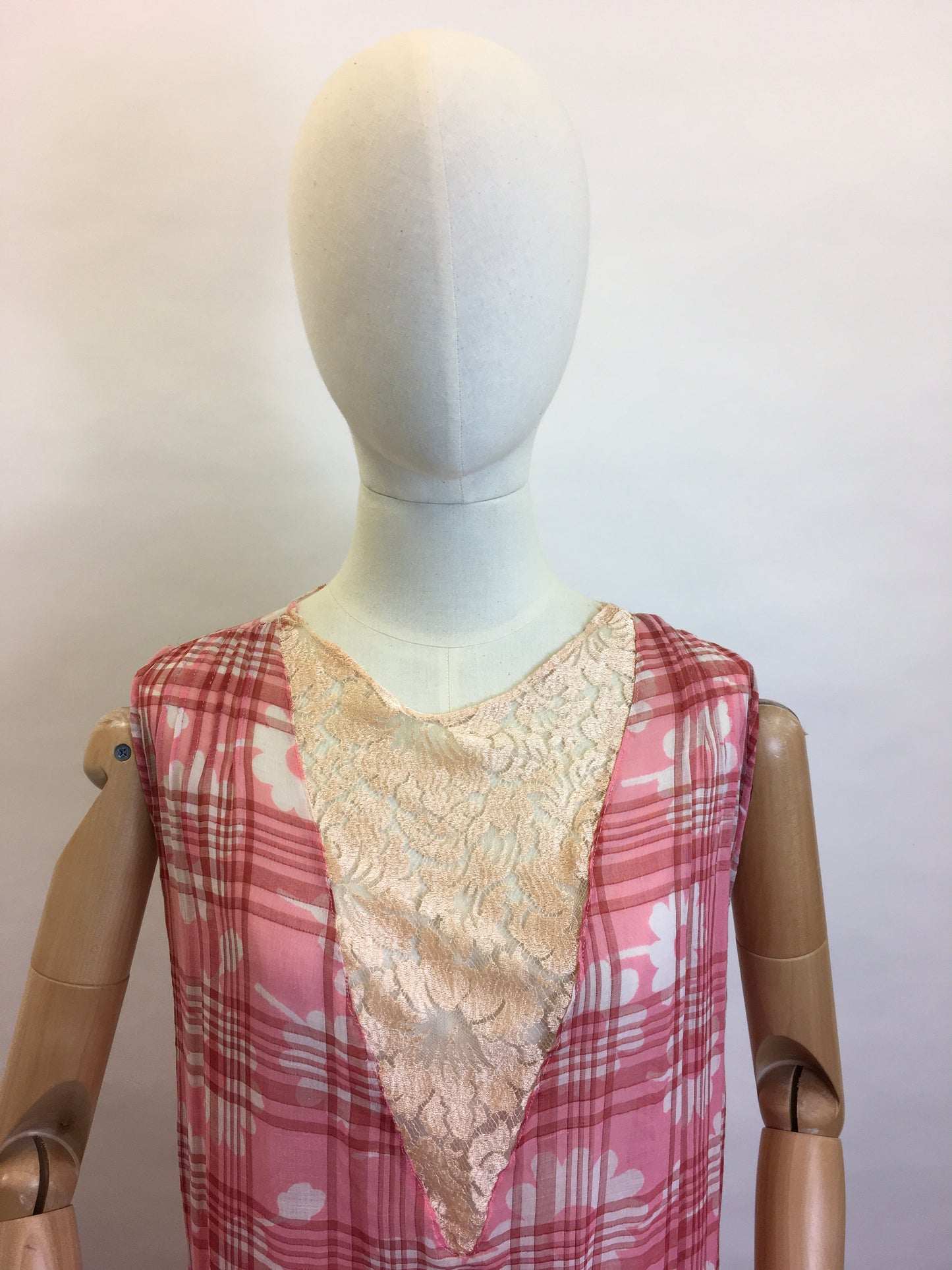 Original 1920s Day Dress - A Stunning Blend of Lace & Cotton Lawn