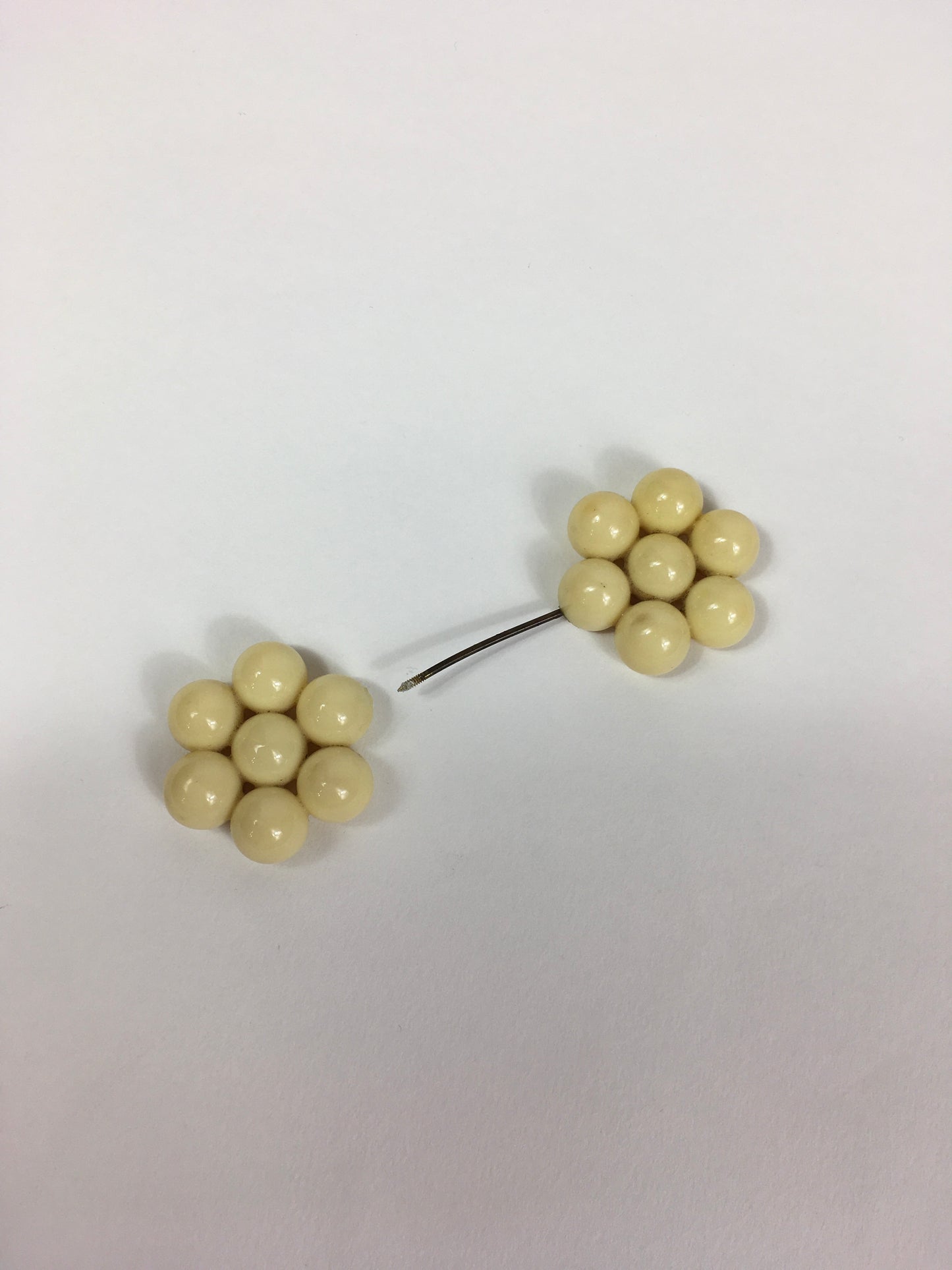 Original 1930’s Cream Hat Flash - In A Beautiful Shaped Design