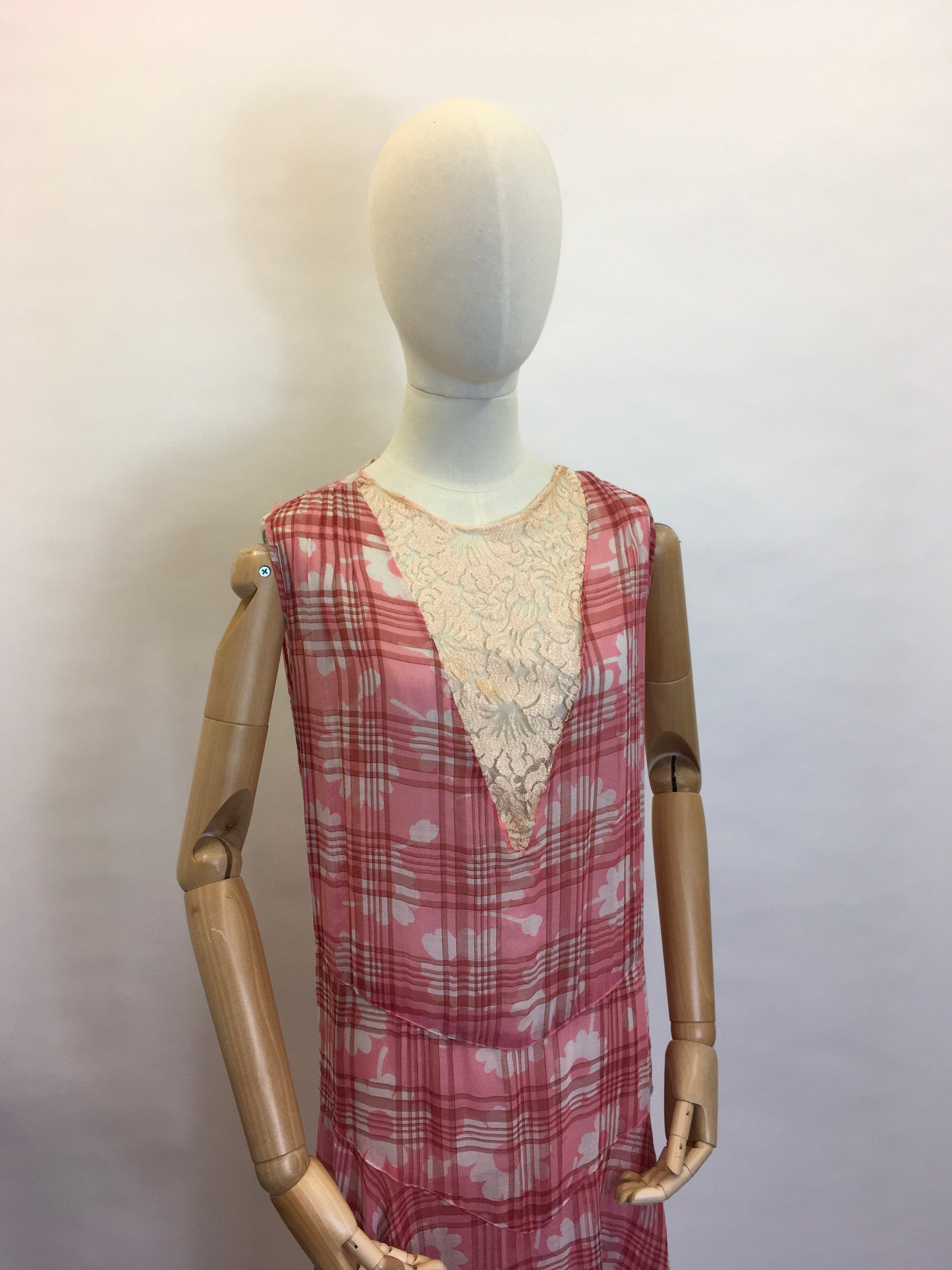 Original 1920s Day Dress - A Stunning Blend of Lace & Cotton Lawn