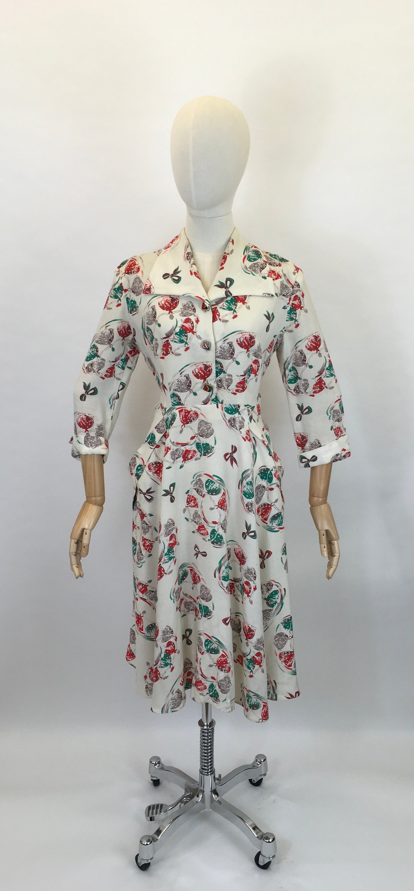 Original 1940’s STUNNING Moygoshal Linen Novelty Print Dress - Featuring Ballerinas and Bows