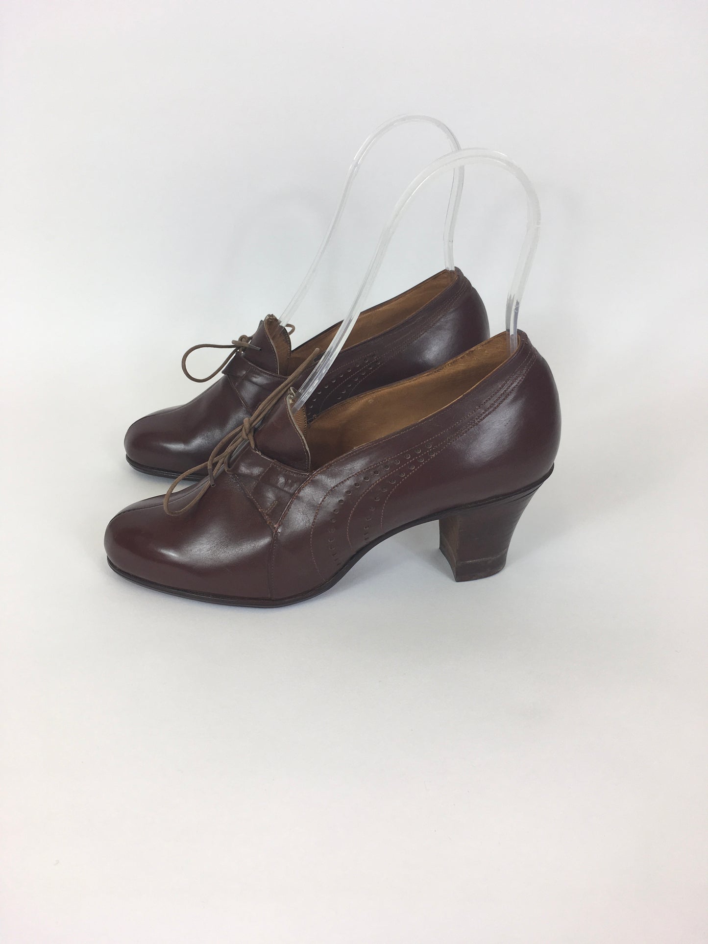 Original 1940’s STUNNING CC41 Brown Heeled Lace Up Brogues - By ‘ Cavette ‘