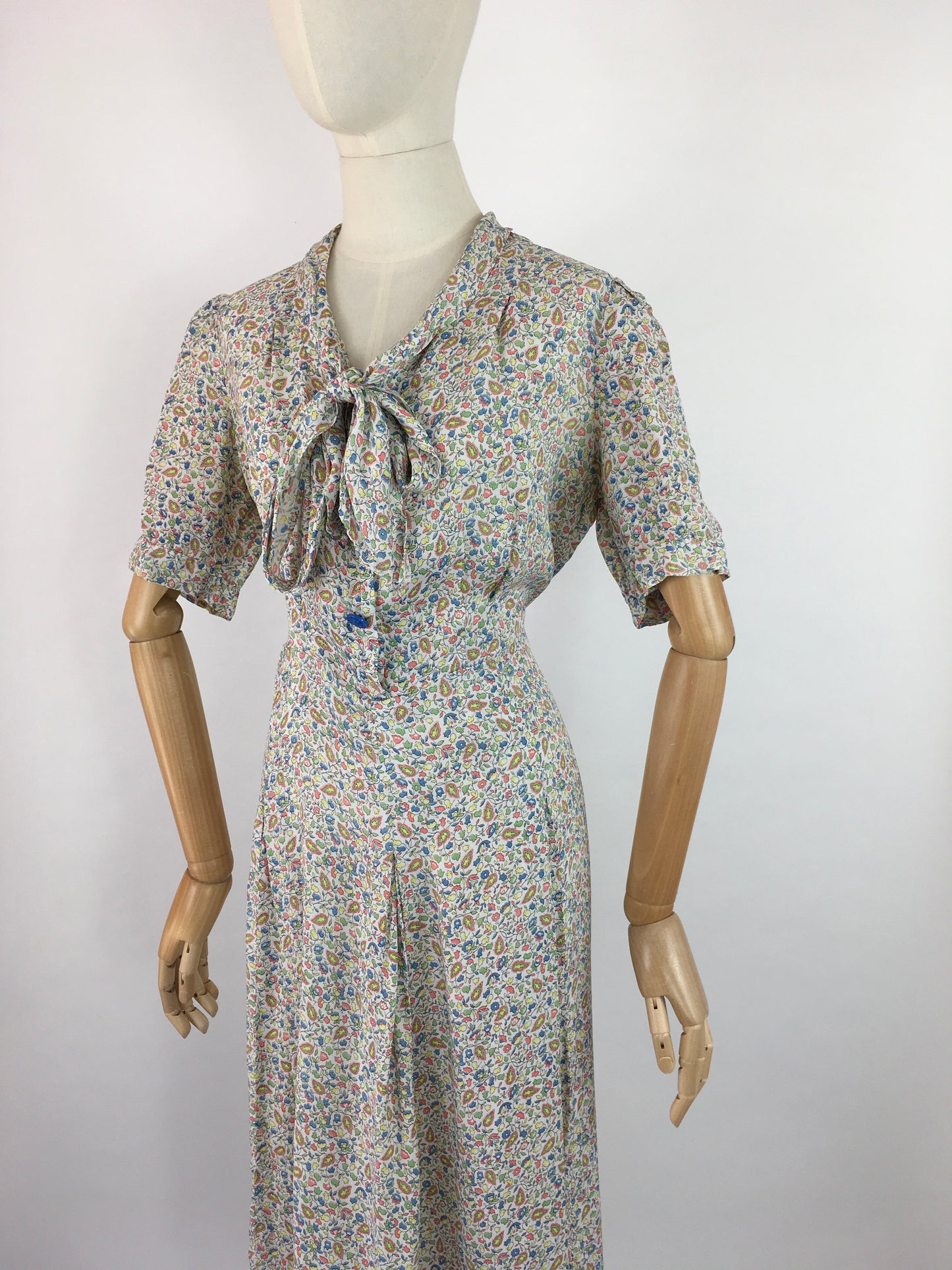 Original 1940s Summer Day Dress - In a Beautiful Floral and Paisley Print