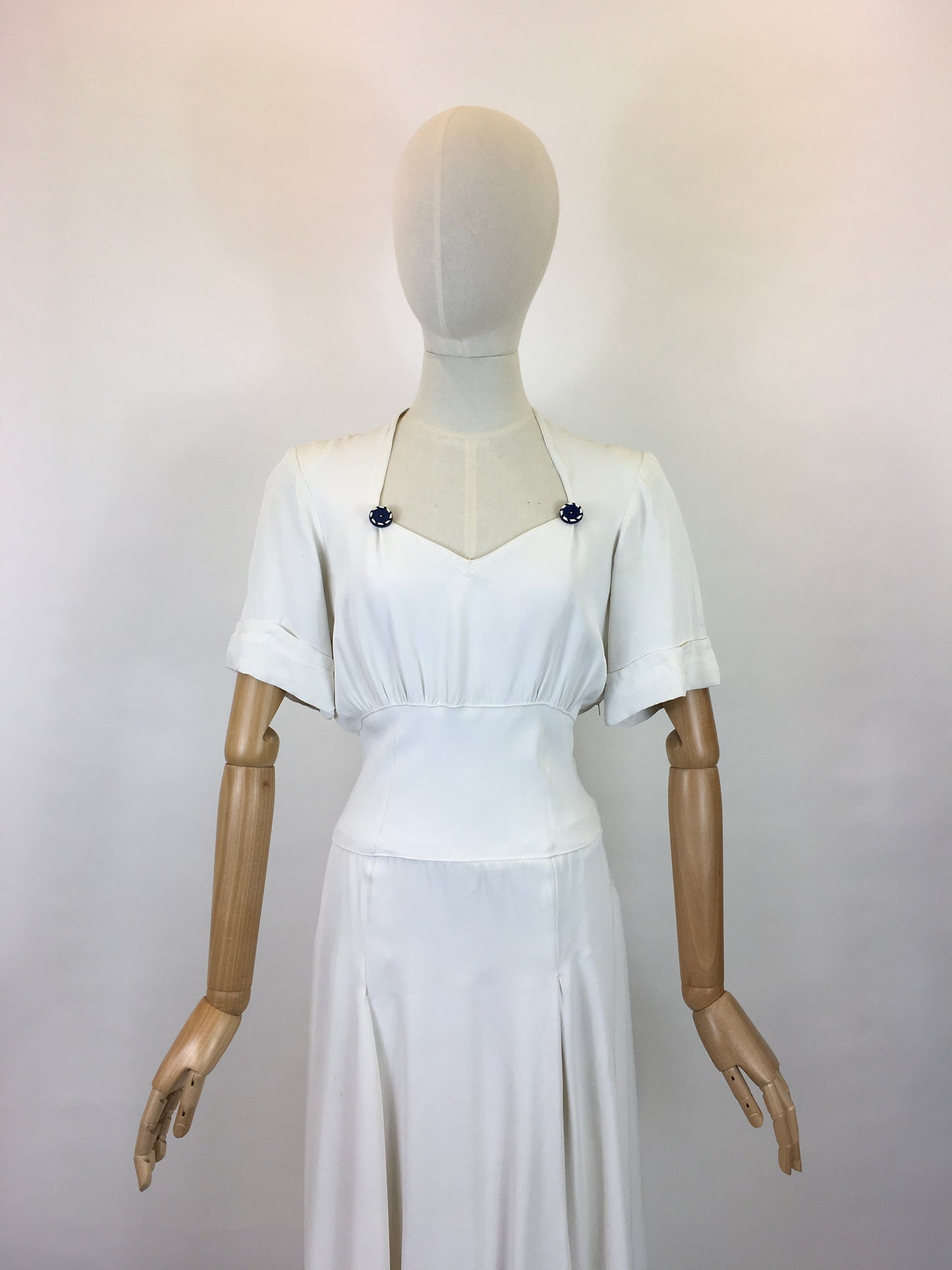 Original 1940’s STUNNING White Dress With Button Detailing  - Oozing a Classic 40’s Silhouette