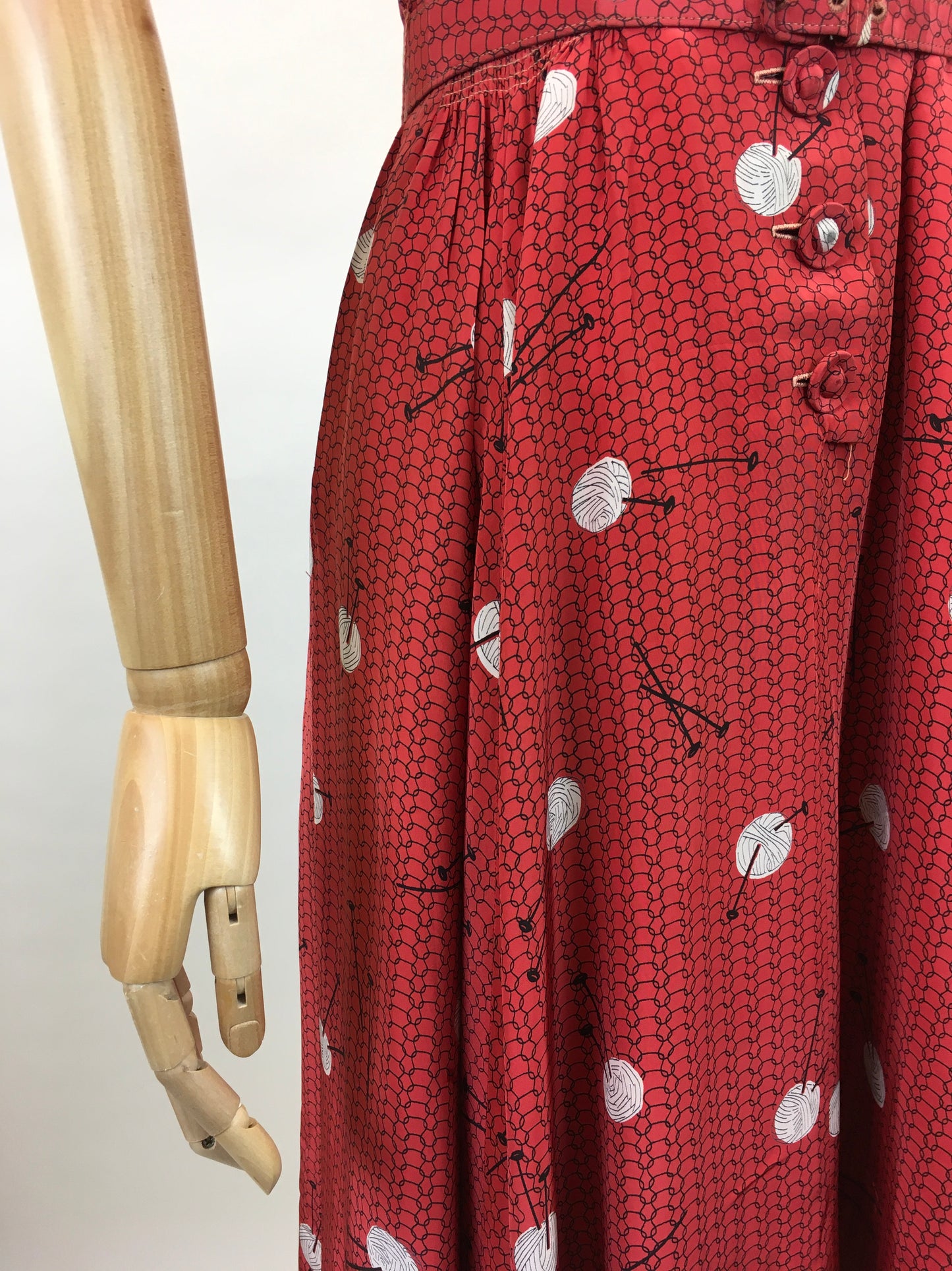 Original 1940’s ‘ Leslie Fay’ Novelty Print Rayon Dress - In a STUNNING knitting Needle and Yarn Print