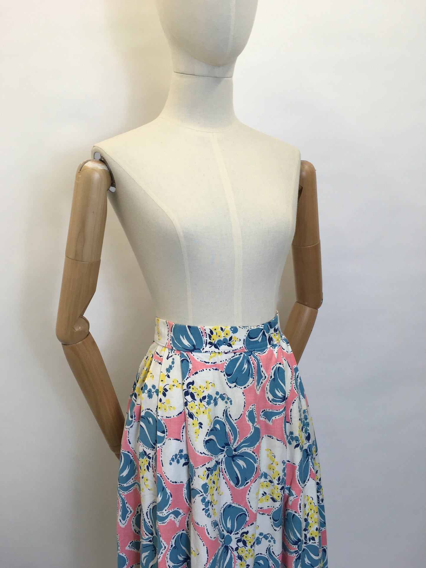 Original Early 1950s Cotton Circle Skirt - Featuring Beautiful Flowers & Ribbons Print