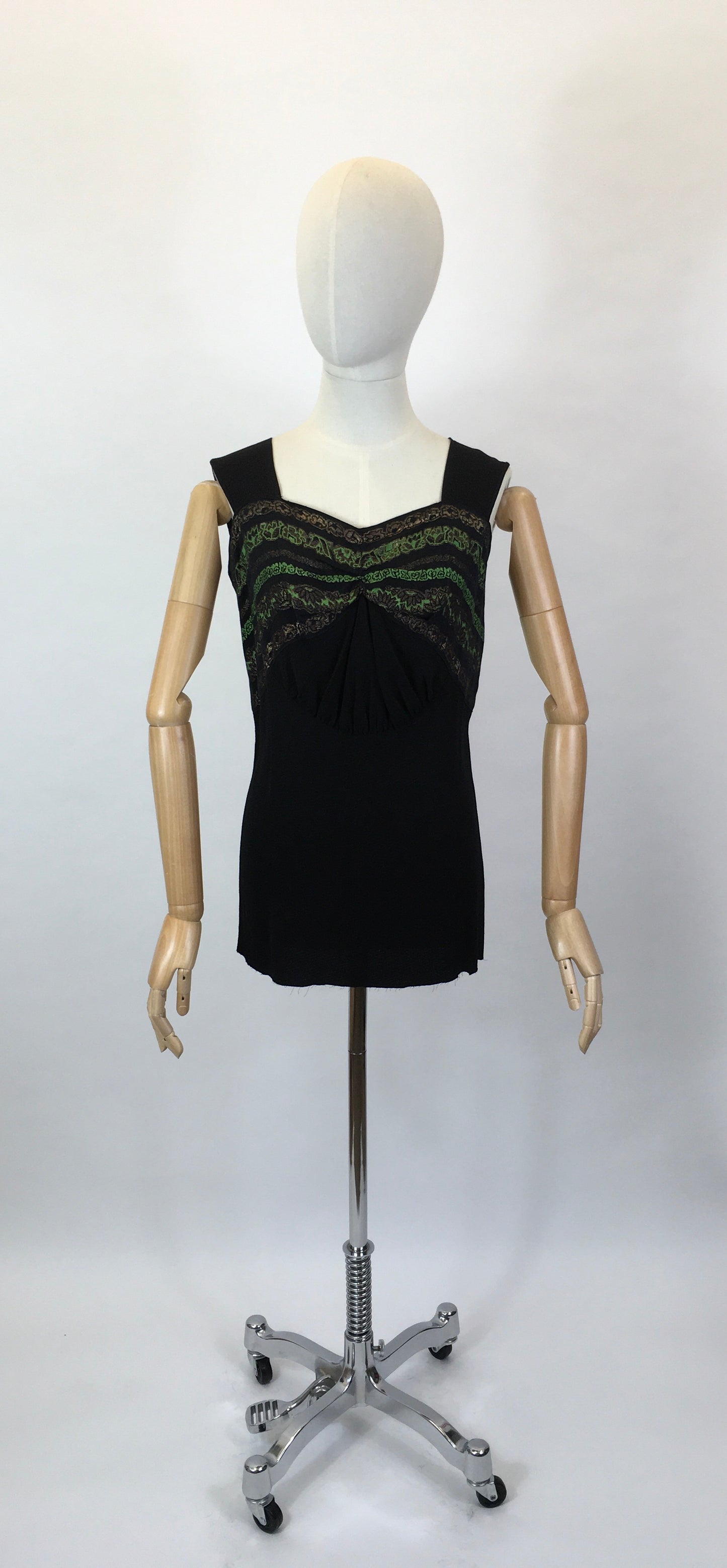 Original 1930s blouse in crepe - With Gorgeous metallic thread details