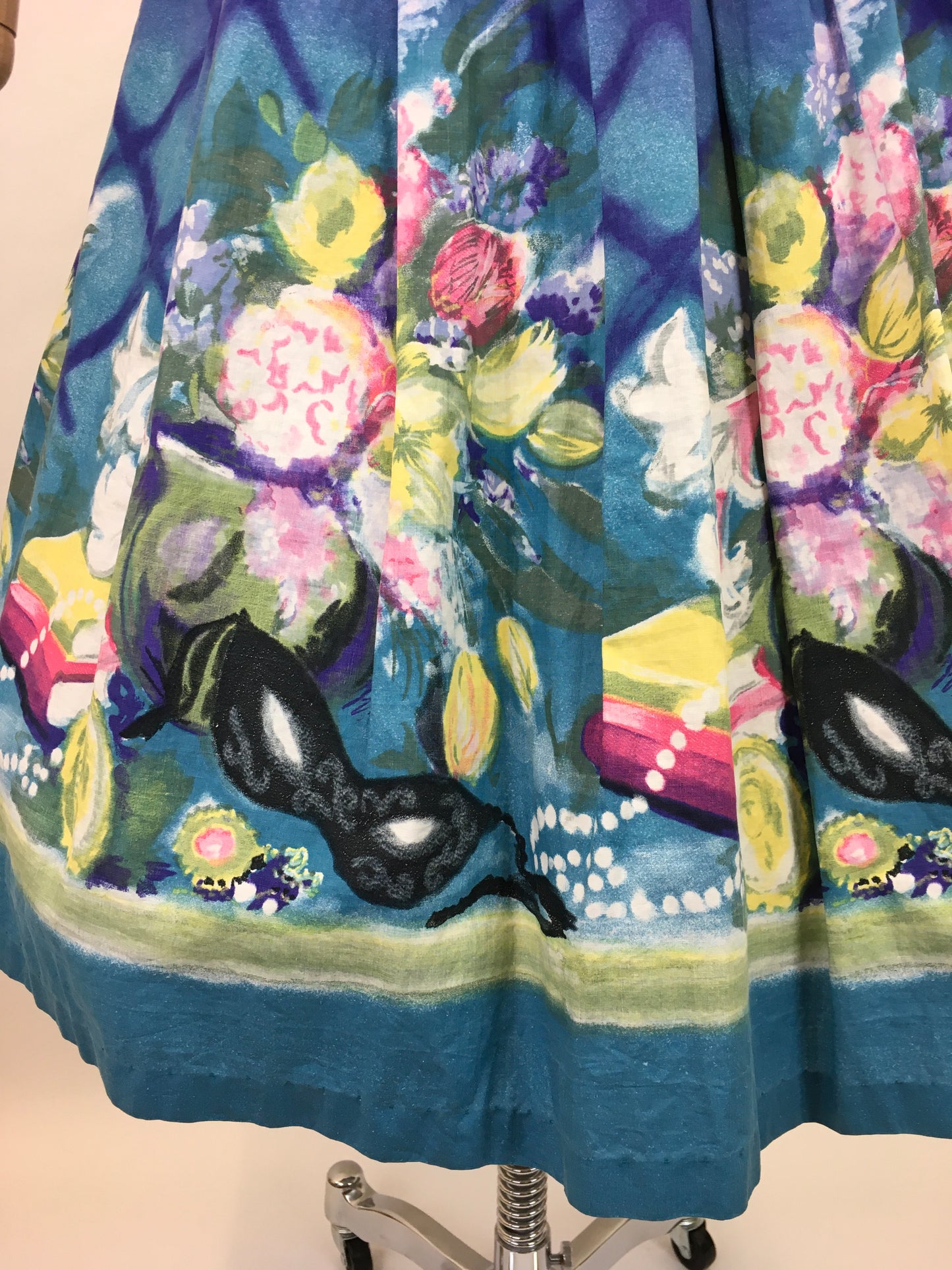 Original 1950s Novelty Print Skirt - In a Fabulous Print Featuring Masks, Books, Jewellery and More