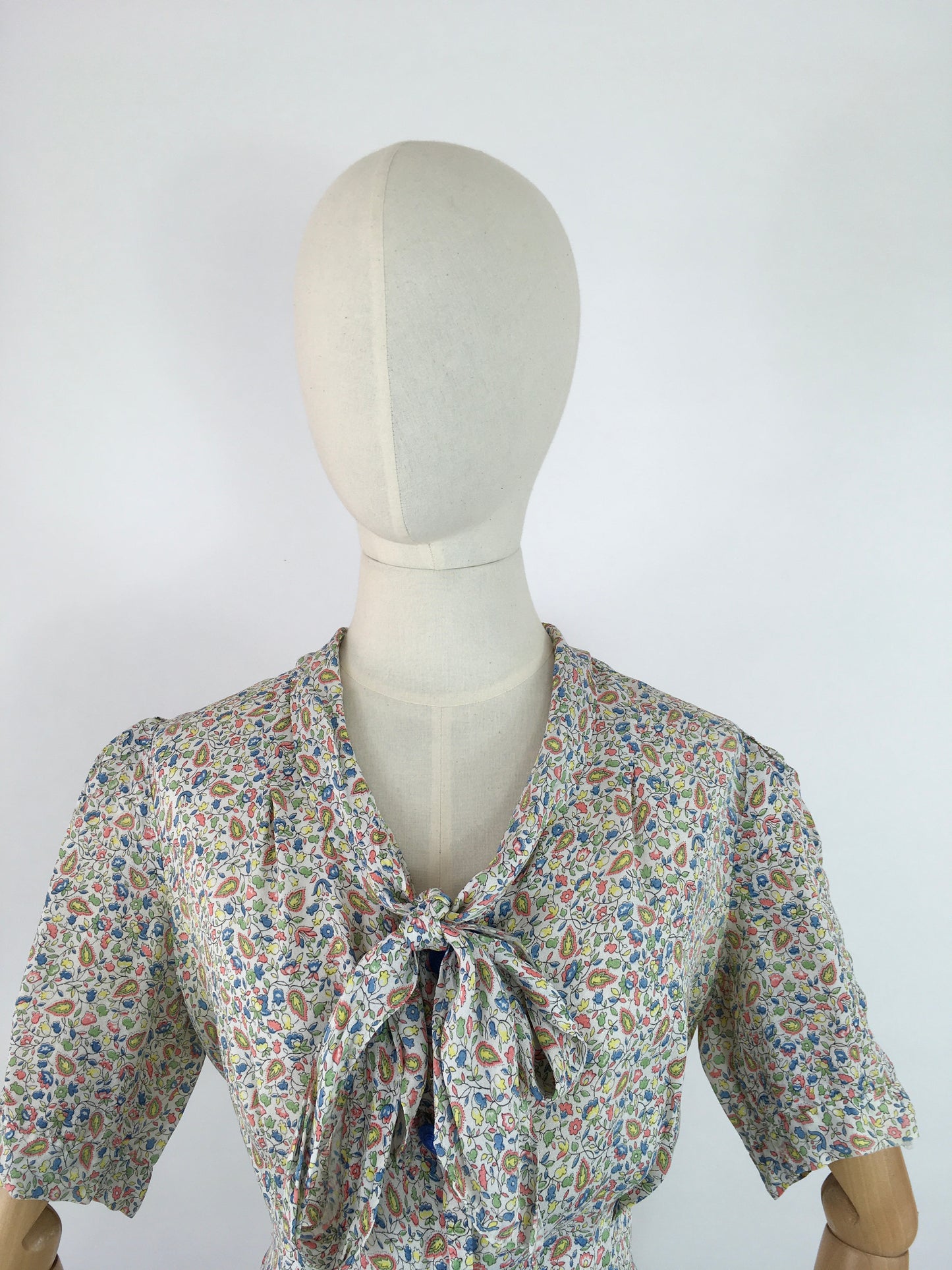 Original 1940s Summer Day Dress - In a Beautiful Floral and Paisley Print