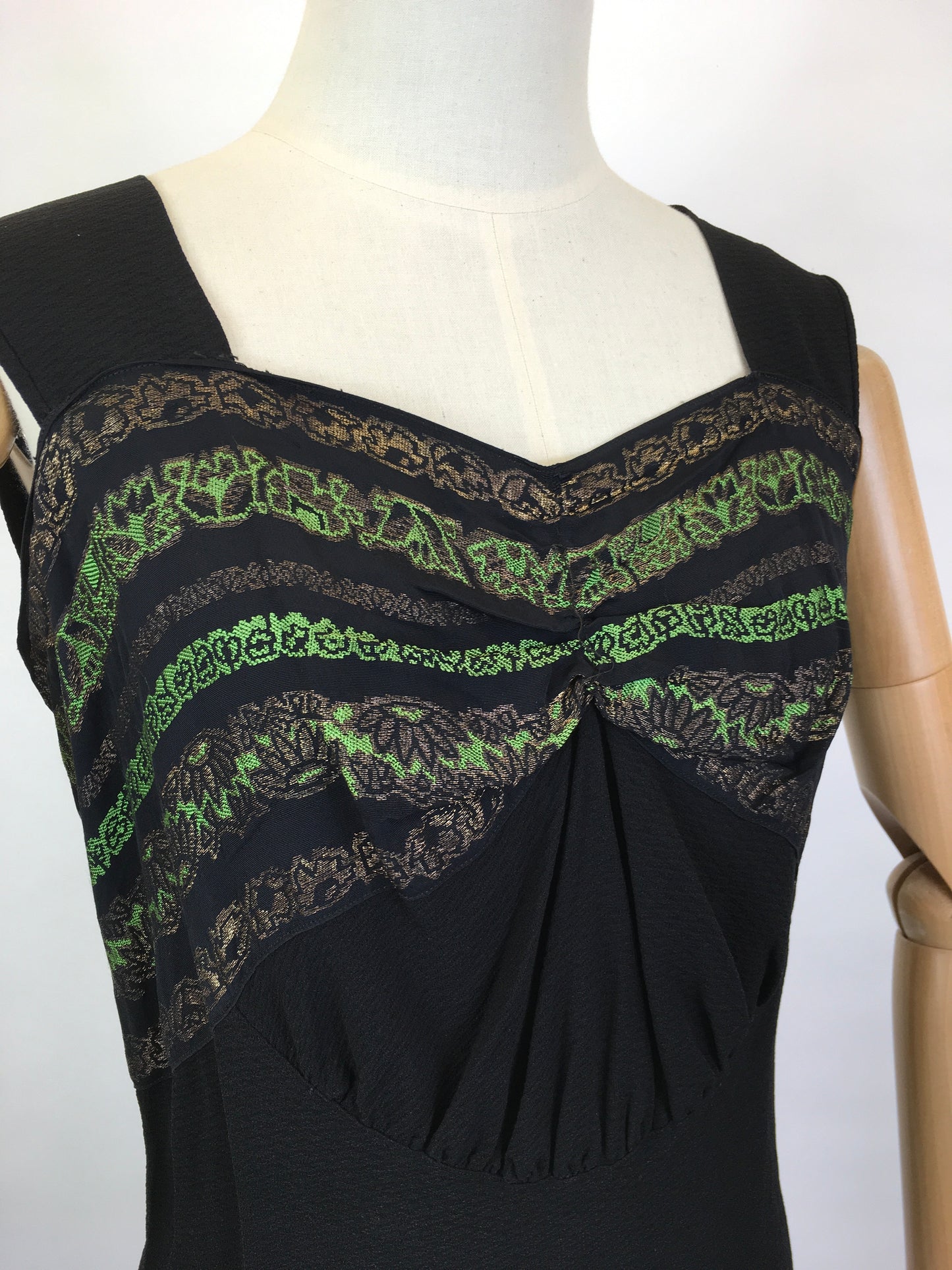 Original 1930s blouse in crepe - With Gorgeous metallic thread details