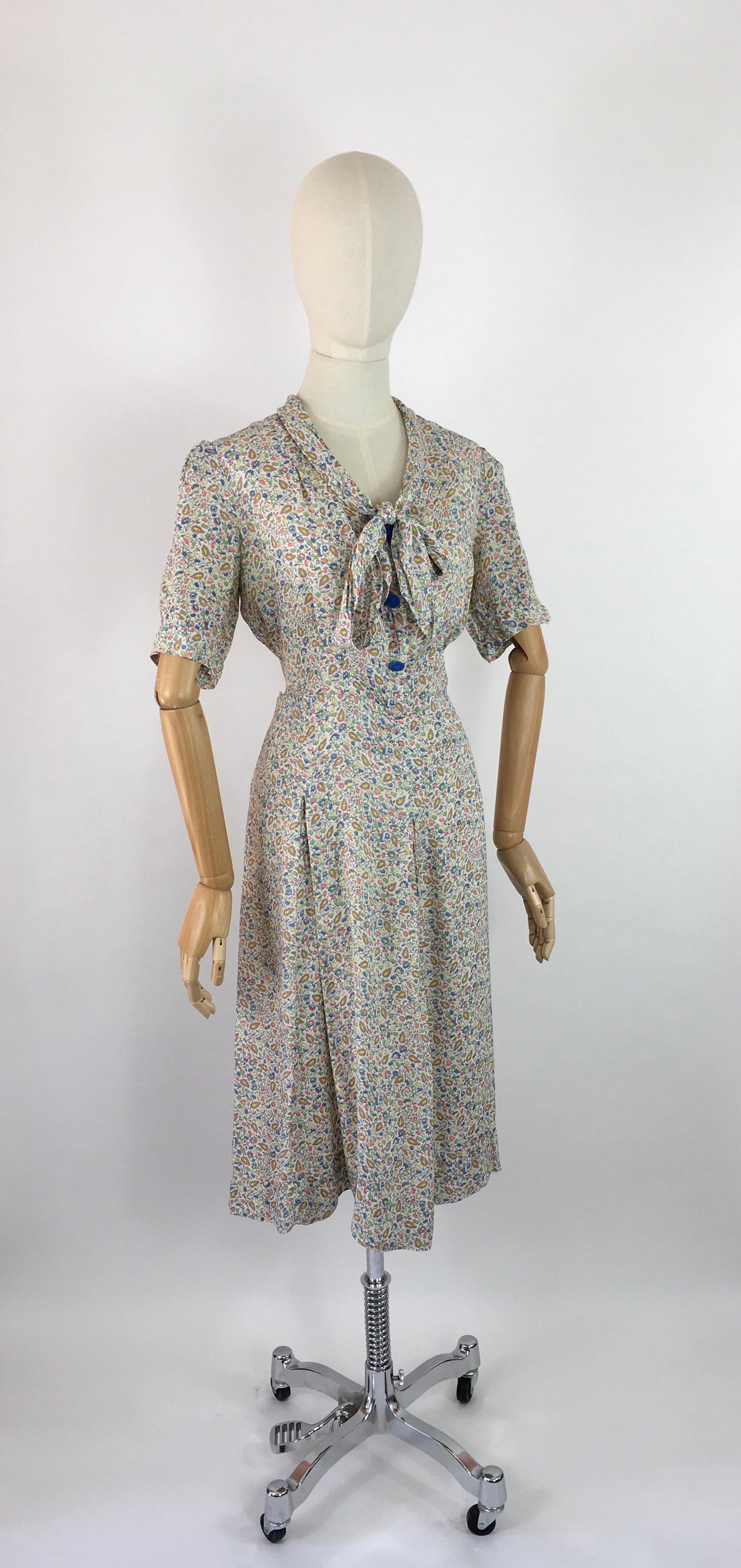 Original 1940s Summer Day Dress - In a Beautiful Floral and Paisley Print