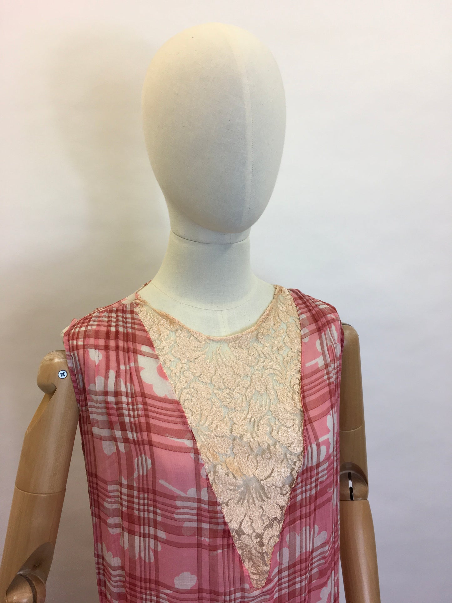 Original 1920s Day Dress - A Stunning Blend of Lace & Cotton Lawn