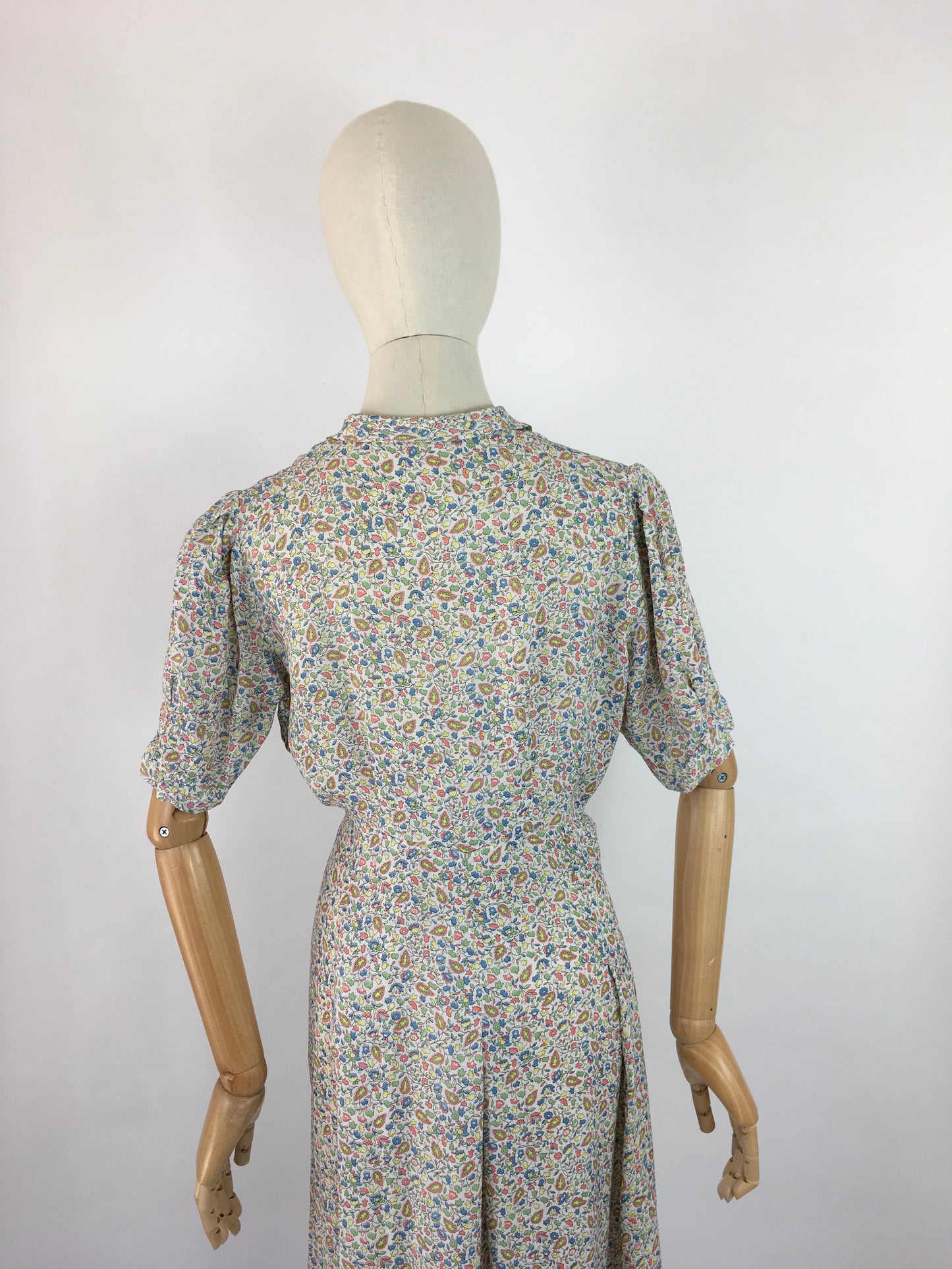 Original 1940s Summer Day Dress - In a Beautiful Floral and Paisley Print