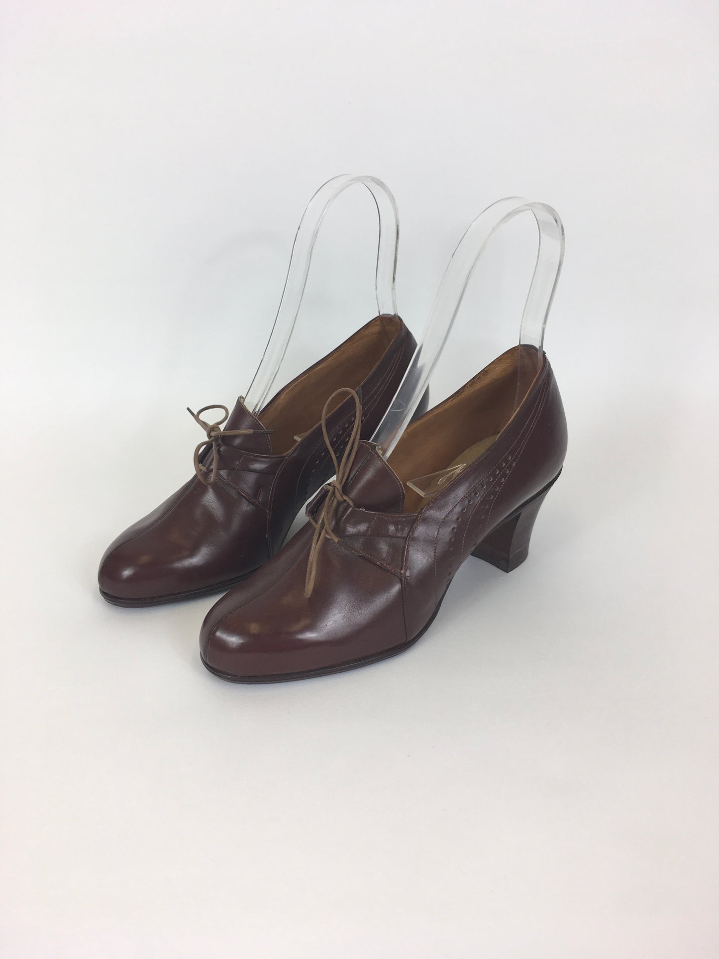 Original 1940’s STUNNING CC41 Brown Heeled Lace Up Brogues - By ‘ Cavette ‘