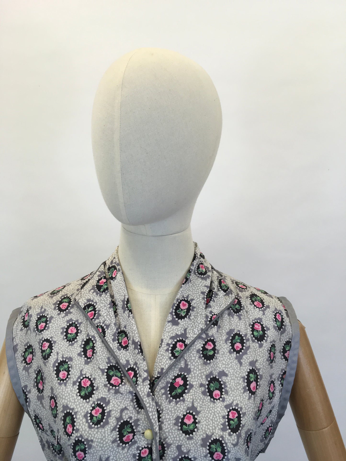 Original 1950’s Cute Button Front Dress - In A Lovely Pretty Cameo Floral