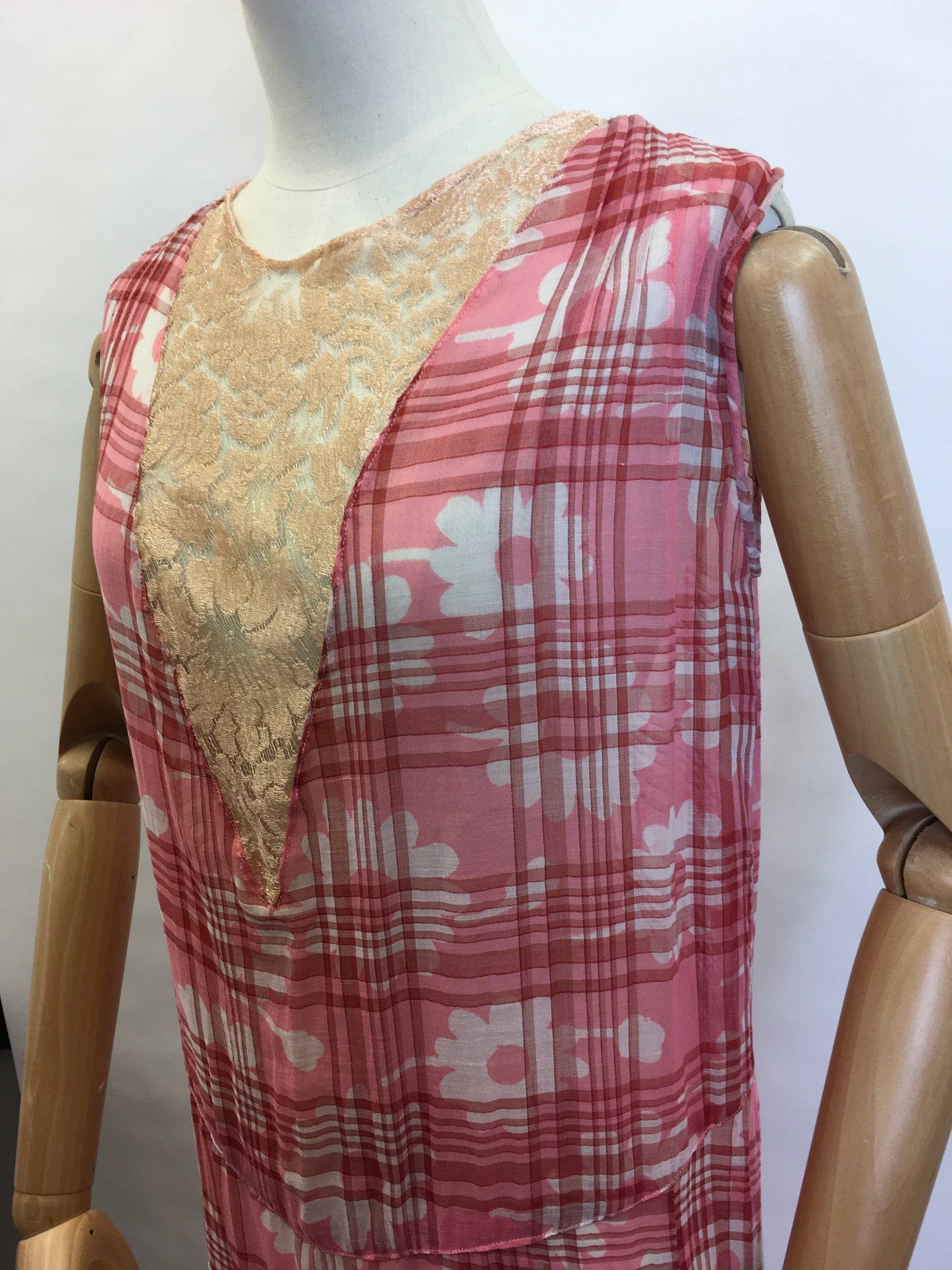 Original 1920s Day Dress - A Stunning Blend of Lace & Cotton Lawn