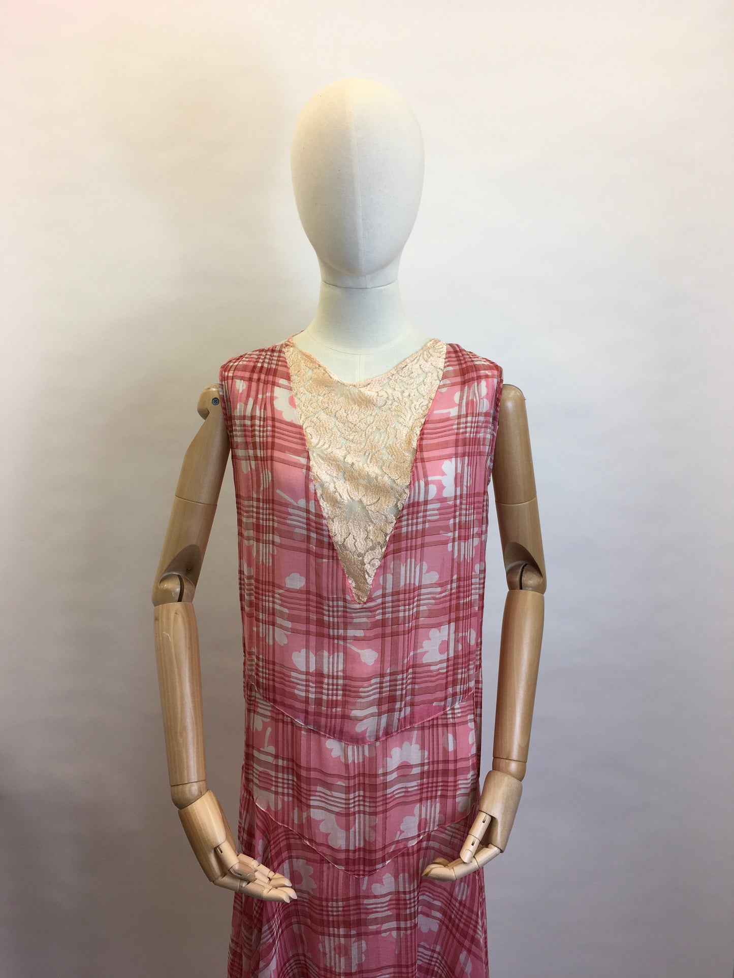 Original 1920s Day Dress - A Stunning Blend of Lace & Cotton Lawn