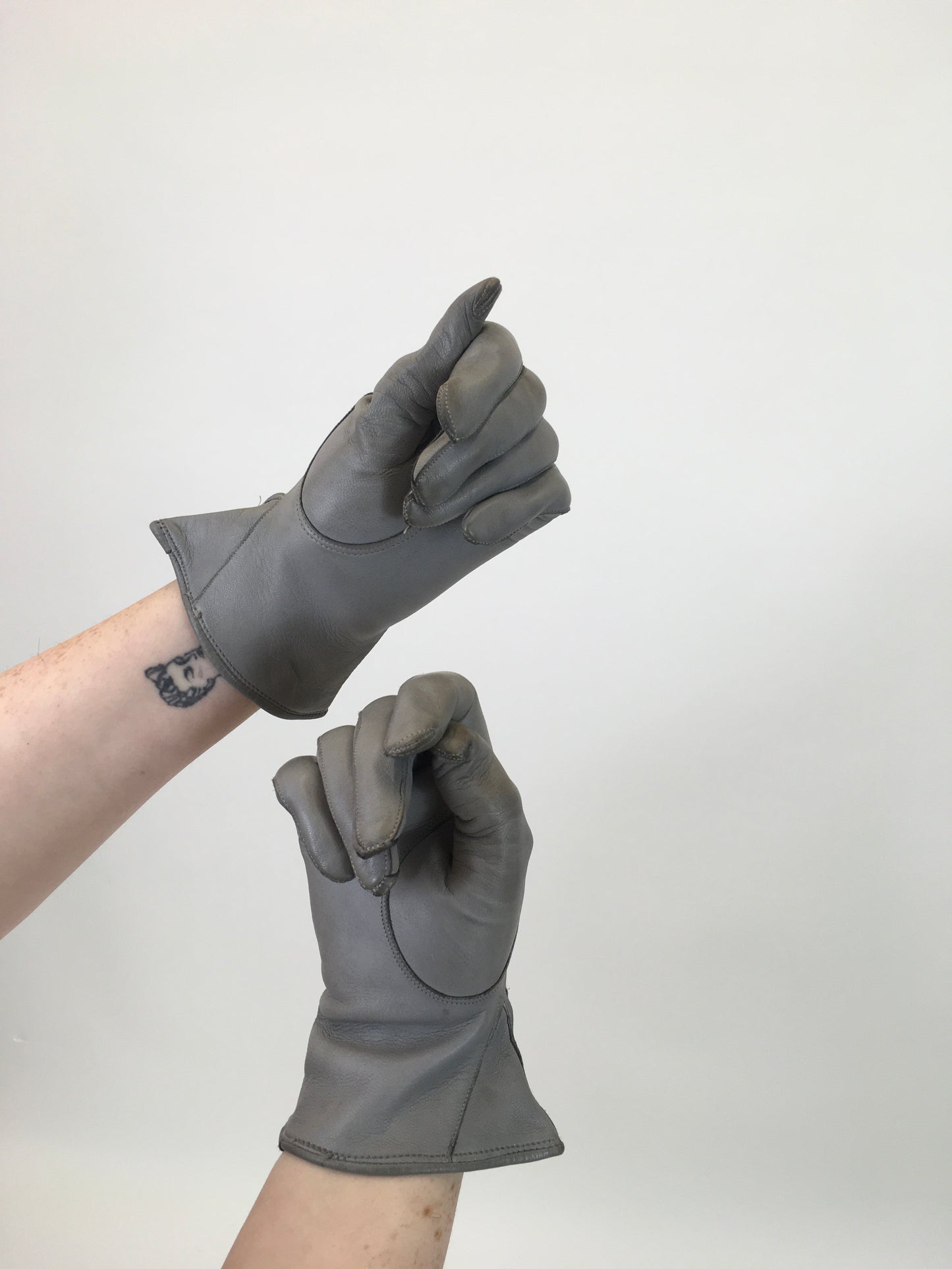 Original Fabulous 1940's CC41 Utility Gloves - In A Powdered Grey Leather