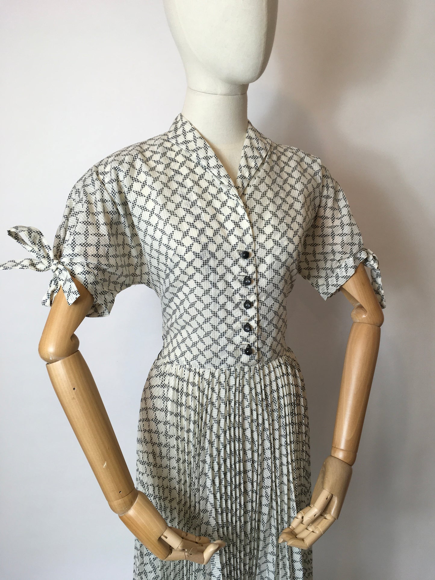 Original Early 1950s Seersucker Dress - Lovely Tie Sleeve Detailing