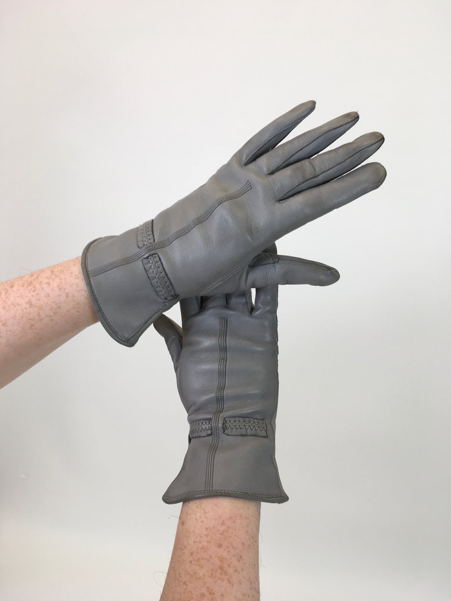 Original Fabulous 1940's CC41 Utility Gloves - In A Powdered Grey Leather