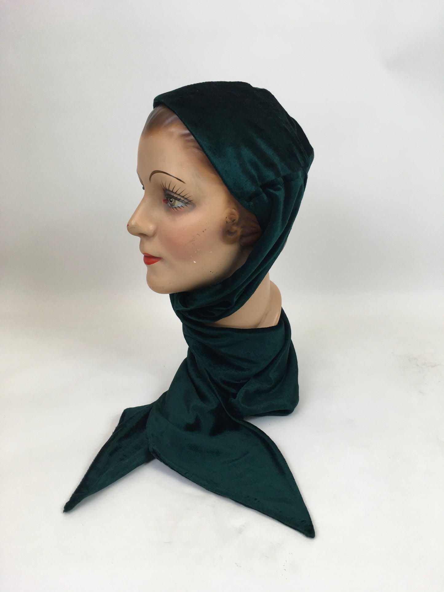Original 1920's / 1930's Fabulous Pine Green Velvet Skull Cap - With Deco Pointed Scarf Tails