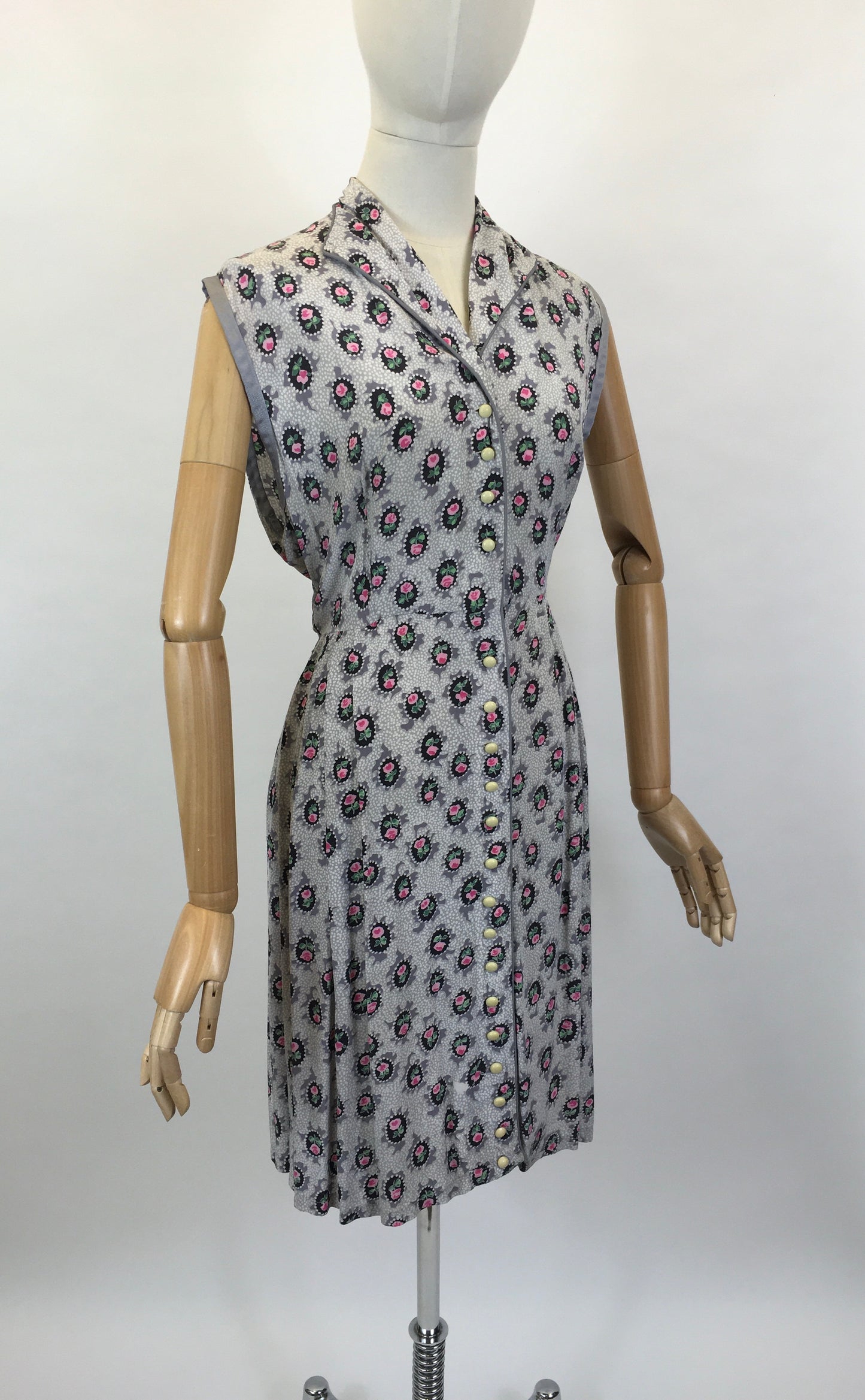 Original 1950’s Cute Button Front Dress - In A Lovely Pretty Cameo Floral