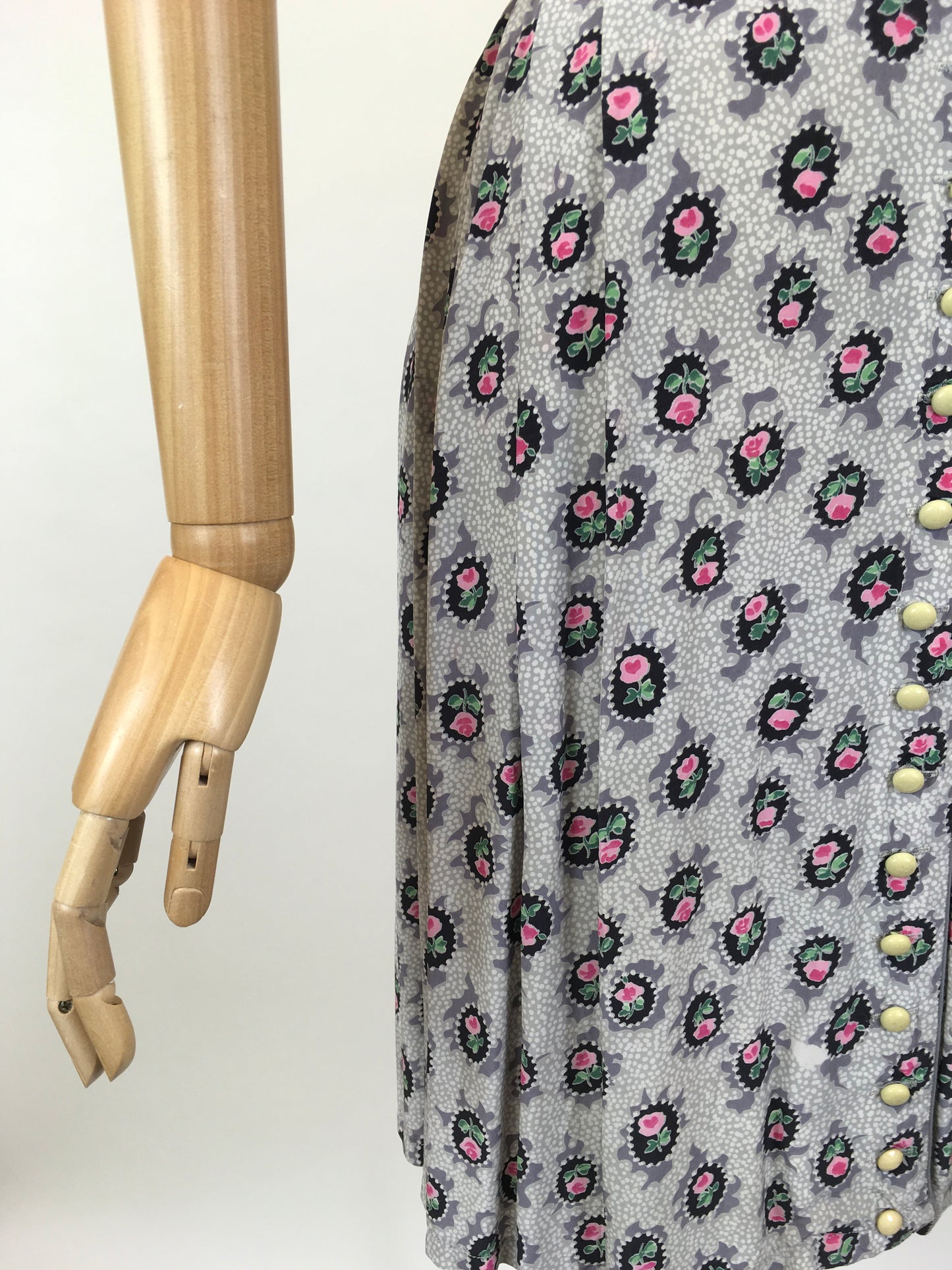 Original 1950’s Cute Button Front Dress - In A Lovely Pretty Cameo Floral