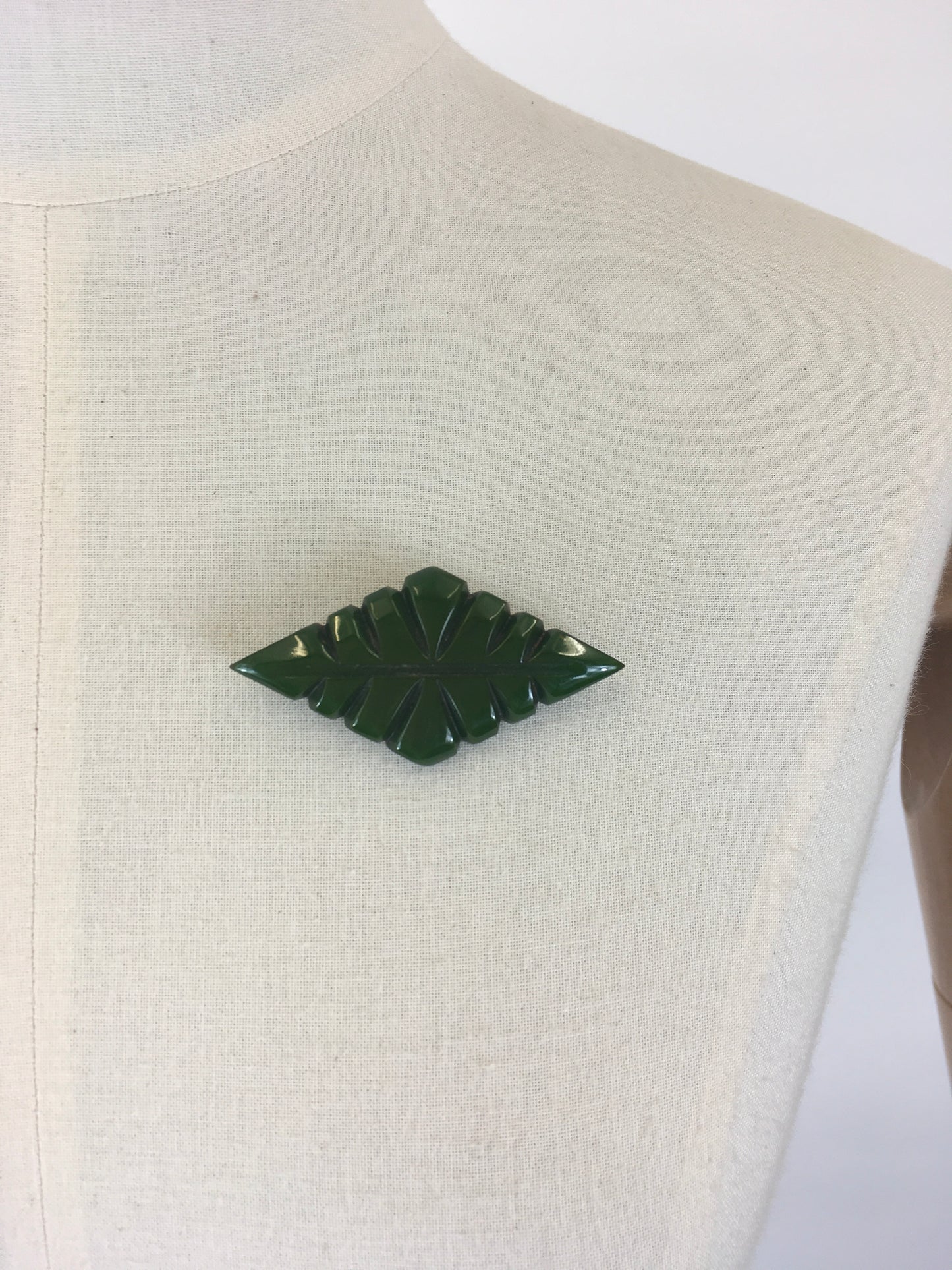 Original late 1940’s early 1950’s Bakelite Leaf Brooch - In Pine Green