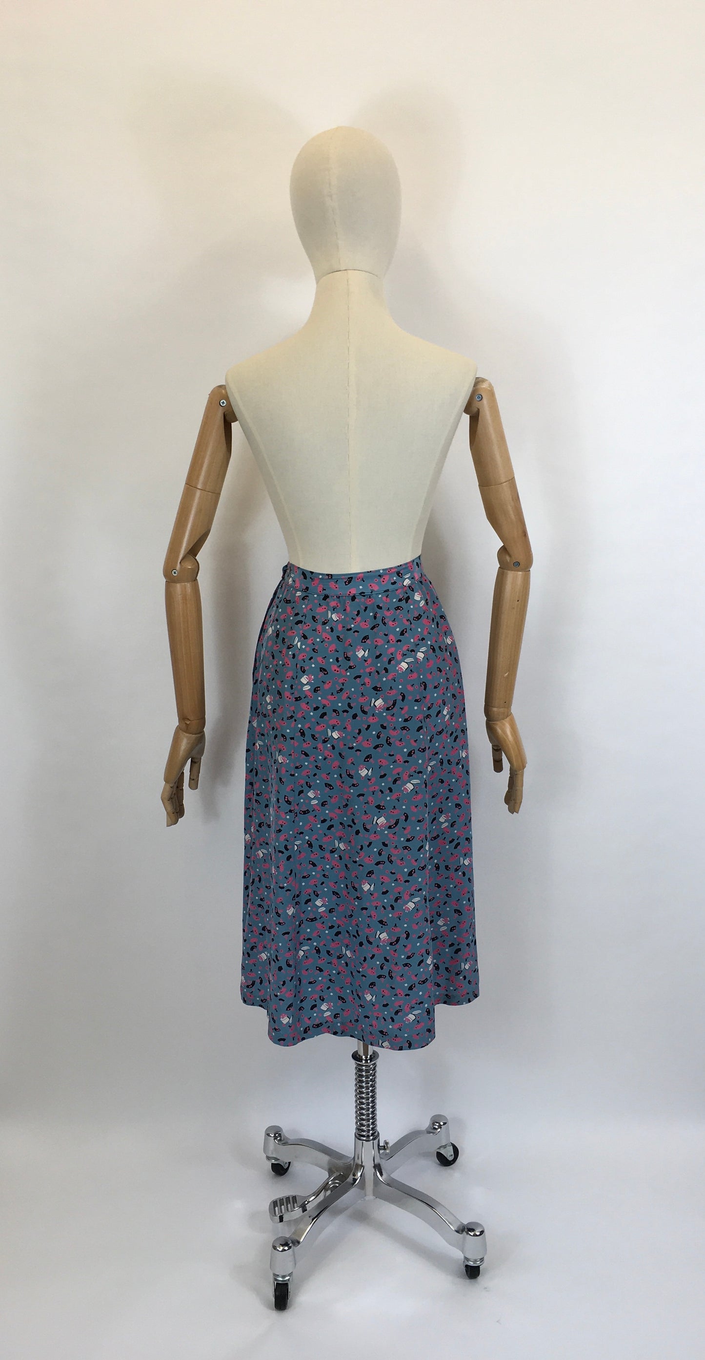 Original 1940’s FABULOUS Novelty Print Rayon Skirt - Featuring A Vanity Scene of Fans, Trinket Pots and Vases